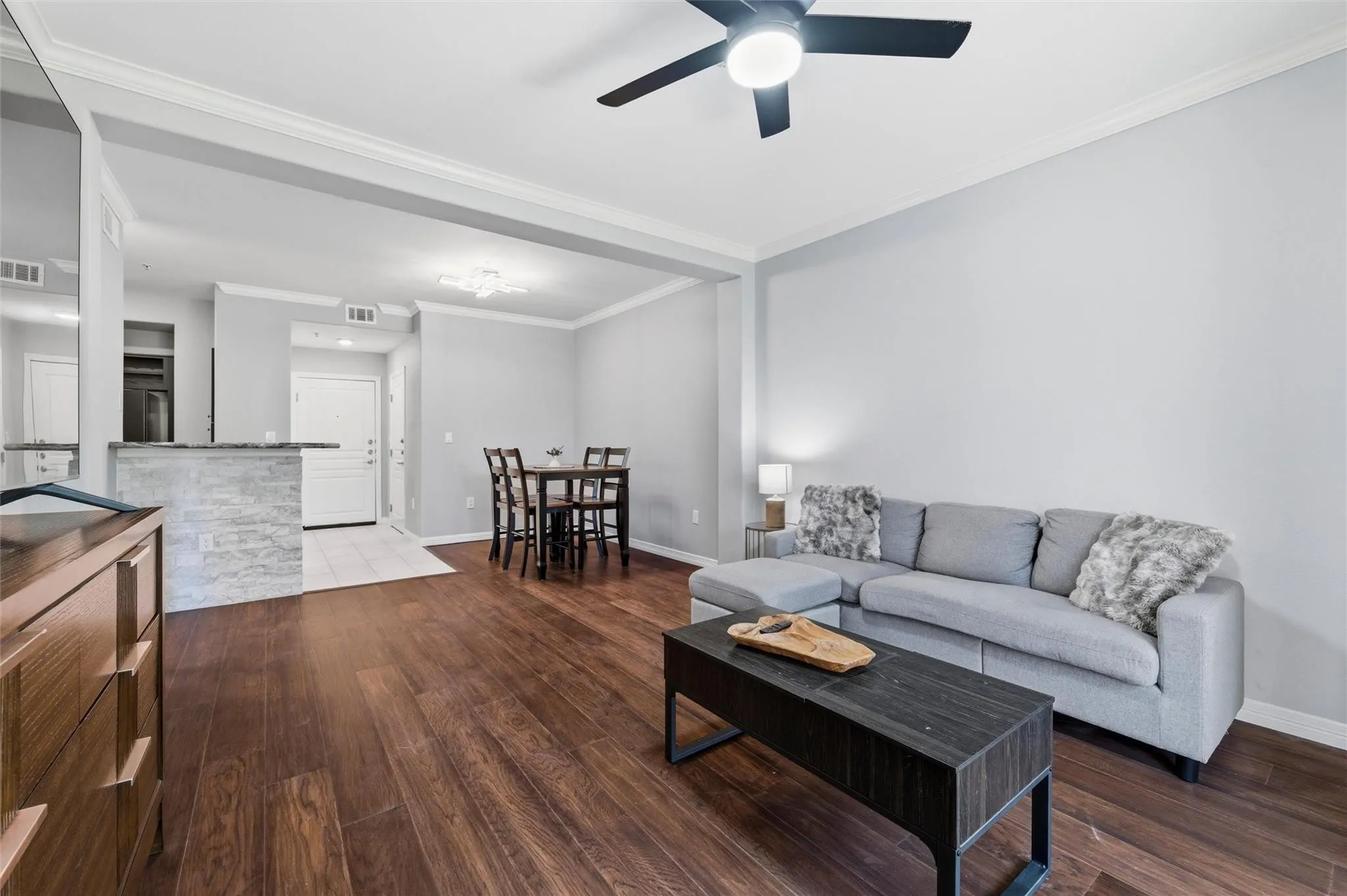Condominium For Sale in Dallas County , 330 Las Colinas Boulevard E 236, Irving, Texas 75039, 1 Bedroom, 1 Bathroom, 1 Garage spaces, 813 Sqft, built in 2001, mls#21326659, Real Estate Agent in Irving, Homes For Sale in Dallas county, Homes For Sale in Irving, Realtor in Irving Texas, Real Estate Brokerage Independent Realty Texas, Luminita Cordes Realtor