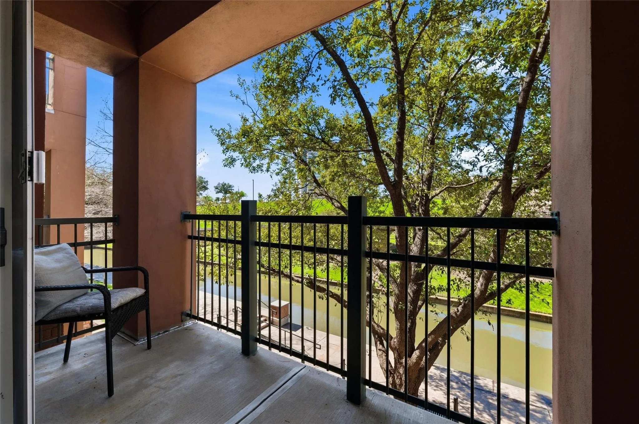 Condominium For Sale in Dallas County , 330 Las Colinas Boulevard E 236, Irving, Texas 75039, 1 Bedroom, 1 Bathroom, 1 Garage spaces, 813 Sqft, built in 2001, mls#21326659, Real Estate Agent in Irving, Homes For Sale in Dallas county, Homes For Sale in Irving, Realtor in Irving Texas, Real Estate Brokerage Independent Realty Texas, Luminita Cordes Realtor
