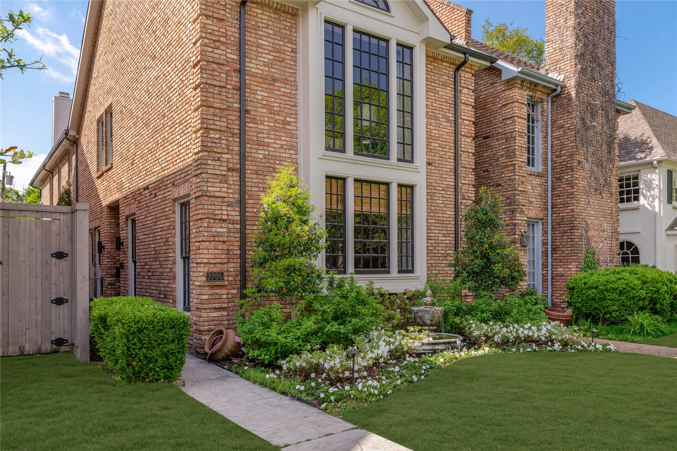 Single Family Residence For Sale in Dallas County , 3705 Binkley Avenue, University Park, Texas 75205, 3 Bedroom, 3 Bathroom, 2 Garage spaces, 3,176 Sqft, built in 1985, mls#21327099, Real Estate Agent in University Park, Homes For Sale in Dallas county, Homes For Sale in University Park, Realtor in University Park Texas, Real Estate Brokerage Independent Realty Texas, Luminita Cordes Realtor