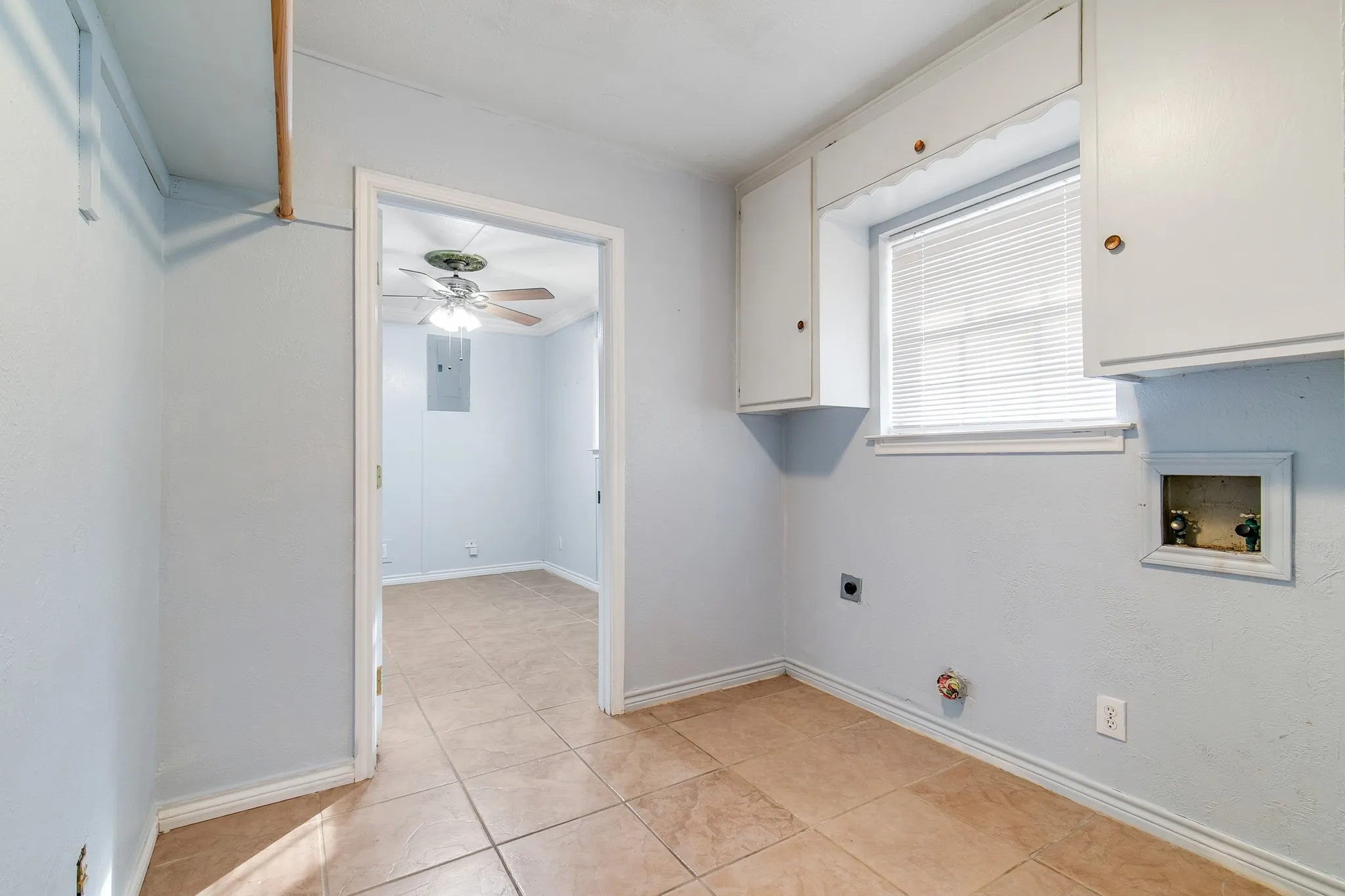 Single Family Residence For Sale in Denton County , 402 Baseline Road, Krugerville, Texas 76227, 3 Bedroom, 2 Bathroom, 4 Garage spaces, 1,809 Sqft, built in 1968, mls#21326792, Real Estate Agent in Krugerville, Homes For Sale in Denton county, Homes For Sale in Krugerville, Realtor in Krugerville Texas, Real Estate Brokerage Independent Realty Texas, Luminita Cordes Realtor