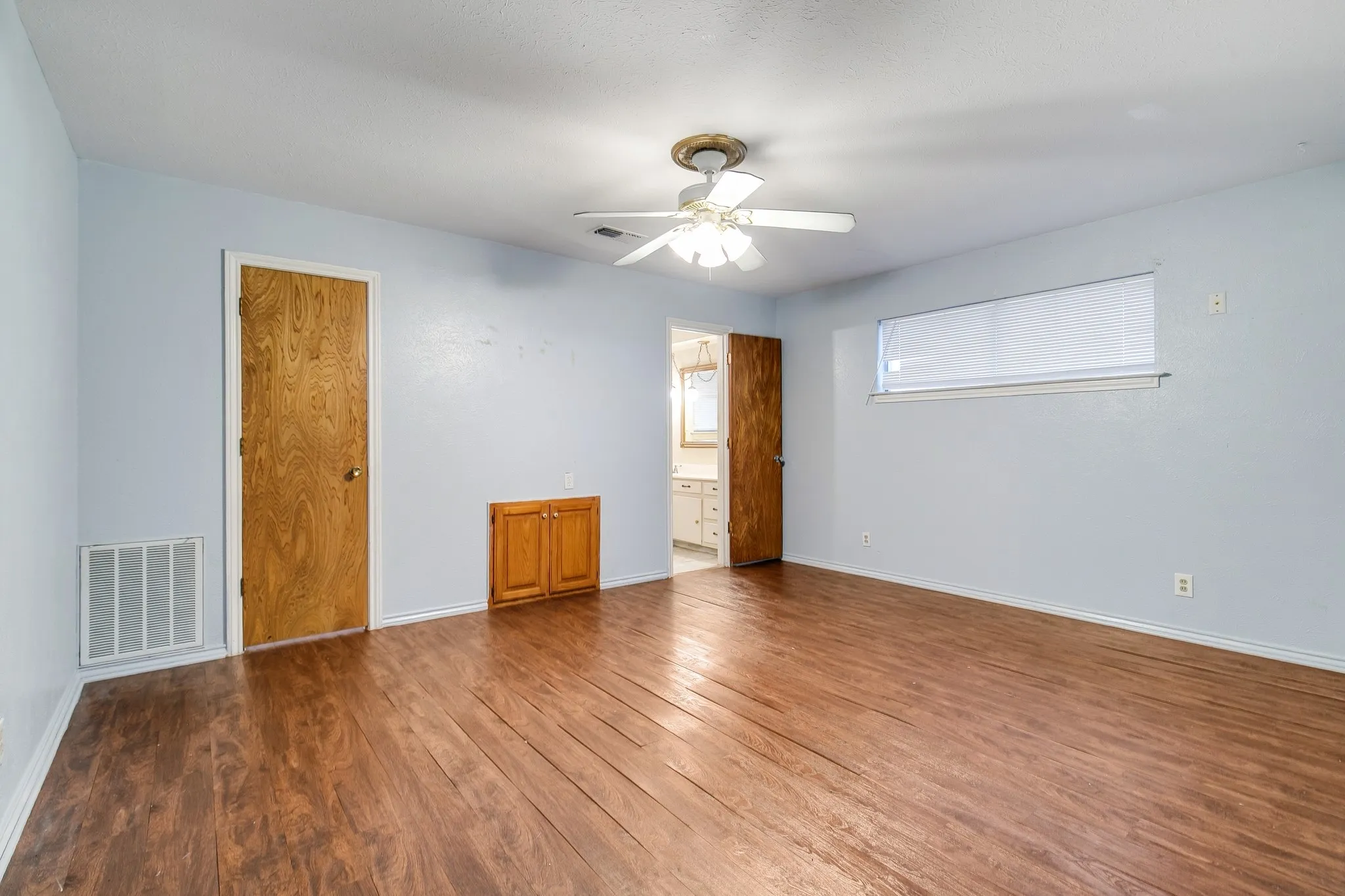 Single Family Residence For Sale in Denton County , 402 Baseline Road, Krugerville, Texas 76227, 3 Bedroom, 2 Bathroom, 4 Garage spaces, 1,809 Sqft, built in 1968, mls#21326792, Real Estate Agent in Krugerville, Homes For Sale in Denton county, Homes For Sale in Krugerville, Realtor in Krugerville Texas, Real Estate Brokerage Independent Realty Texas, Luminita Cordes Realtor