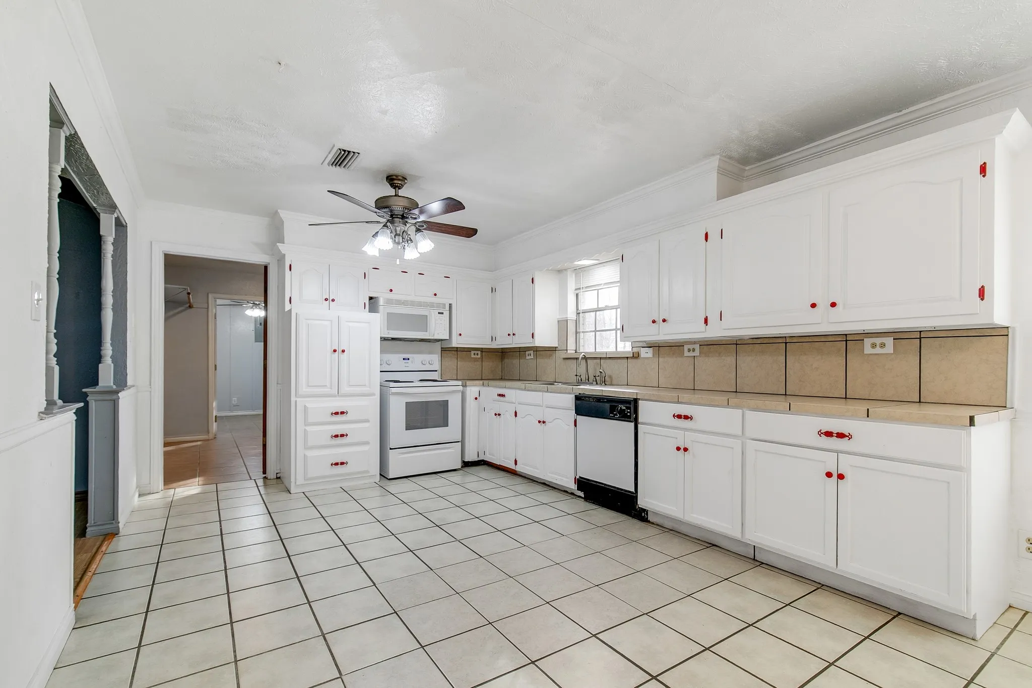 Single Family Residence For Sale in Denton County , 402 Baseline Road, Krugerville, Texas 76227, 3 Bedroom, 2 Bathroom, 4 Garage spaces, 1,809 Sqft, built in 1968, mls#21326792, Real Estate Agent in Krugerville, Homes For Sale in Denton county, Homes For Sale in Krugerville, Realtor in Krugerville Texas, Real Estate Brokerage Independent Realty Texas, Luminita Cordes Realtor