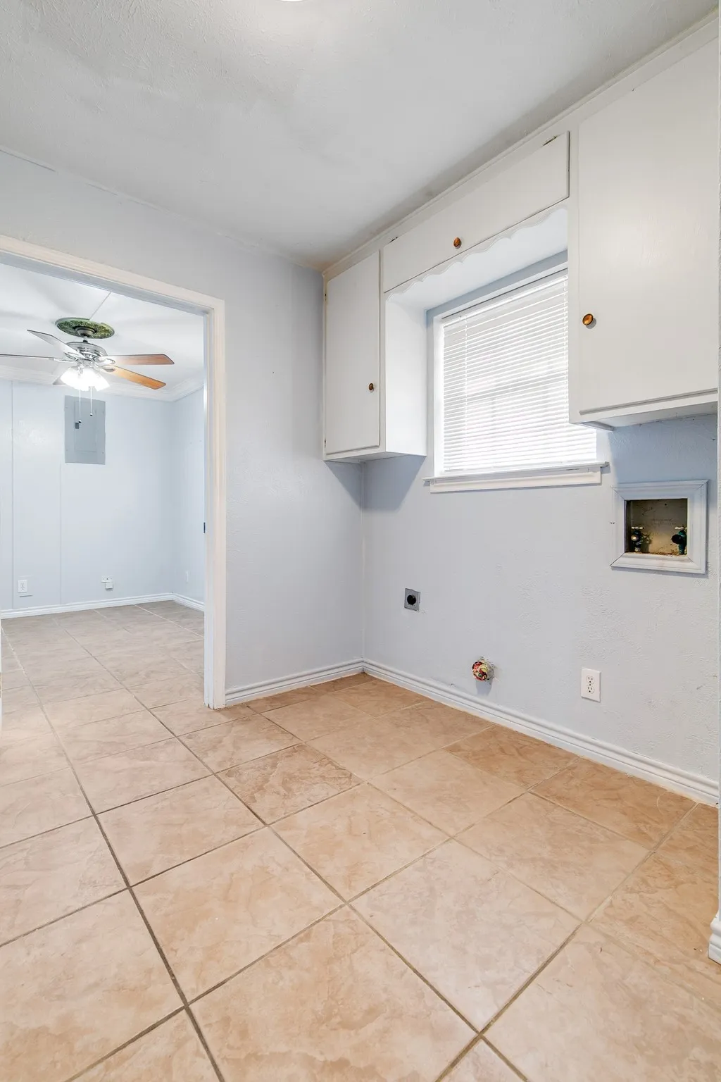 Single Family Residence For Sale in Denton County , 402 Baseline Road, Krugerville, Texas 76227, 3 Bedroom, 2 Bathroom, 4 Garage spaces, 1,809 Sqft, built in 1968, mls#21326792, Real Estate Agent in Krugerville, Homes For Sale in Denton county, Homes For Sale in Krugerville, Realtor in Krugerville Texas, Real Estate Brokerage Independent Realty Texas, Luminita Cordes Realtor