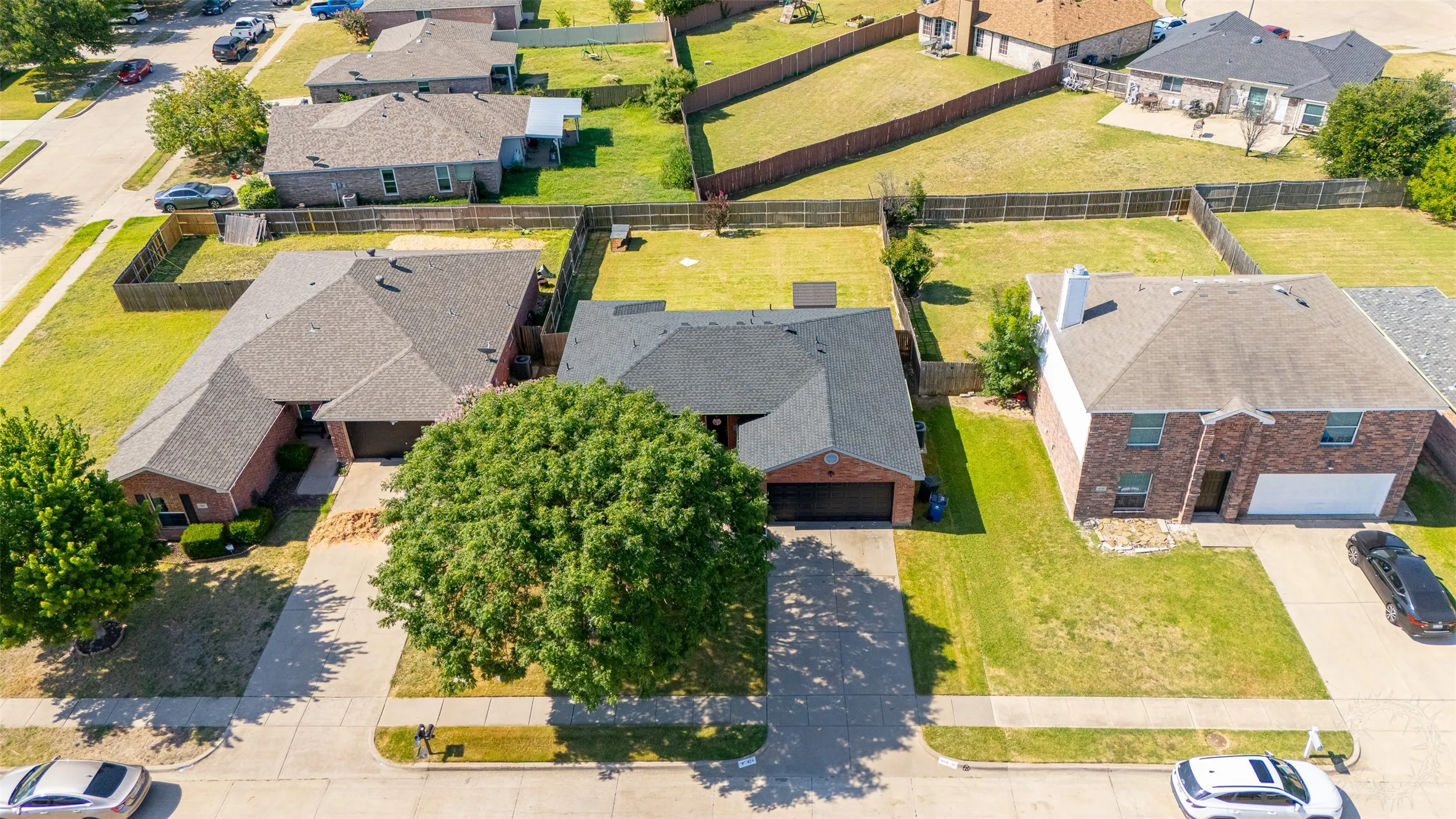 Single Family Residence For Sale in Tarrant County , 424 NE Murphy Road, Burleson, Texas 76028, 3 Bedroom, 2 Bathroom, 2 Garage spaces, 1,461 Sqft, built in 2004, mls#21313818, Real Estate Agent in Burleson, Homes For Sale in Tarrant county, Homes For Sale in Burleson, Realtor in Burleson Texas, Real Estate Brokerage Independent Realty Texas, Luminita Cordes Realtor