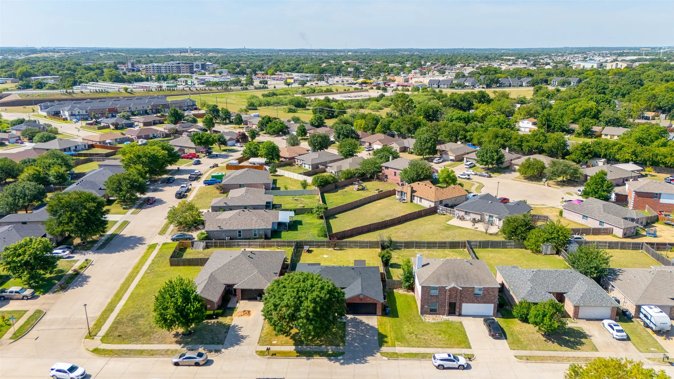 Single Family Residence For Sale in Tarrant County , 424 NE Murphy Road, Burleson, Texas 76028, 3 Bedroom, 2 Bathroom, 2 Garage spaces, 1,461 Sqft, built in 2004, mls#21313818, Real Estate Agent in Burleson, Homes For Sale in Tarrant county, Homes For Sale in Burleson, Realtor in Burleson Texas, Real Estate Brokerage Independent Realty Texas, Luminita Cordes Realtor