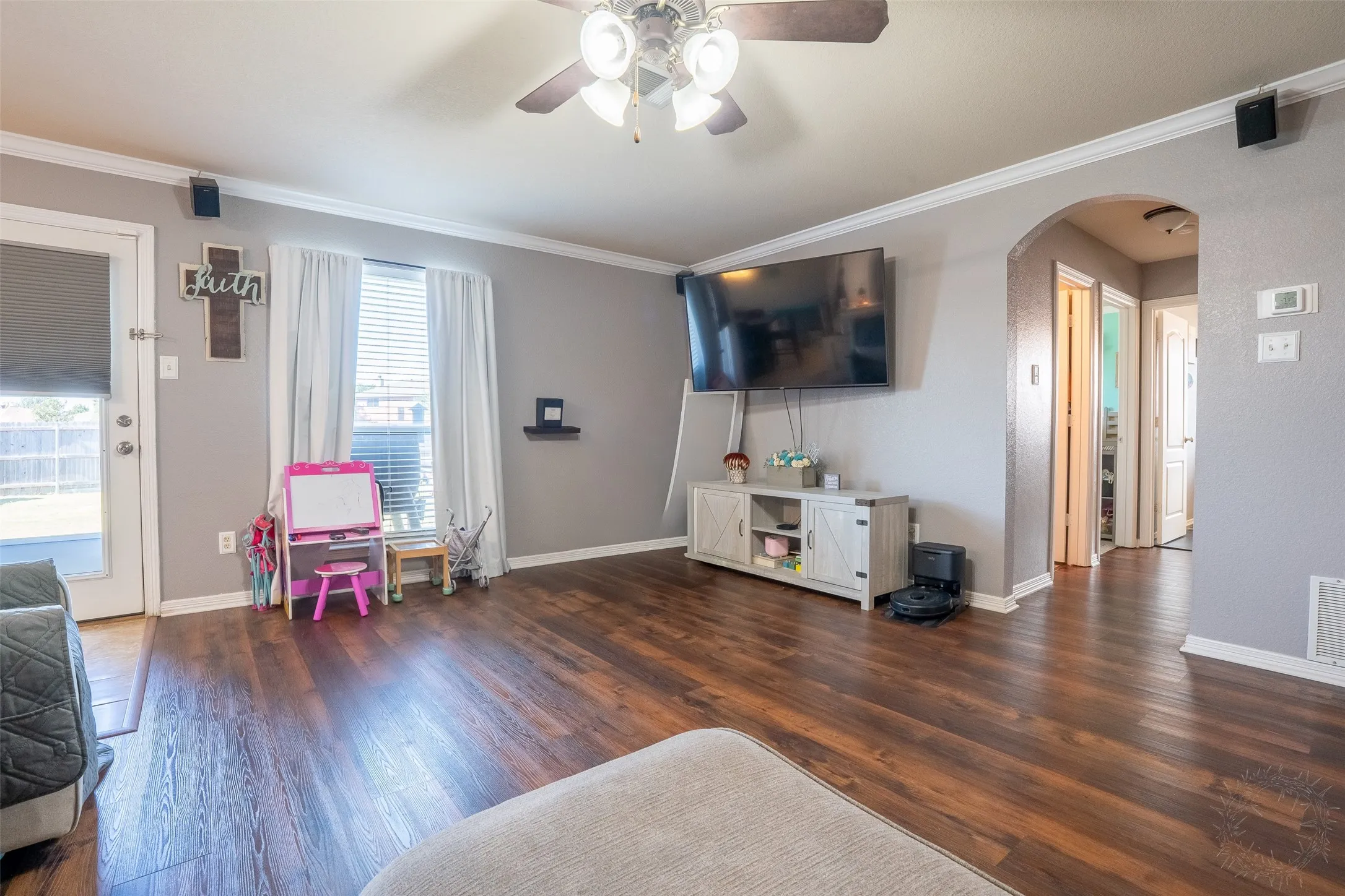 Single Family Residence For Sale in Tarrant County , 424 NE Murphy Road, Burleson, Texas 76028, 3 Bedroom, 2 Bathroom, 2 Garage spaces, 1,461 Sqft, built in 2004, mls#21313818, Real Estate Agent in Burleson, Homes For Sale in Tarrant county, Homes For Sale in Burleson, Realtor in Burleson Texas, Real Estate Brokerage Independent Realty Texas, Luminita Cordes Realtor