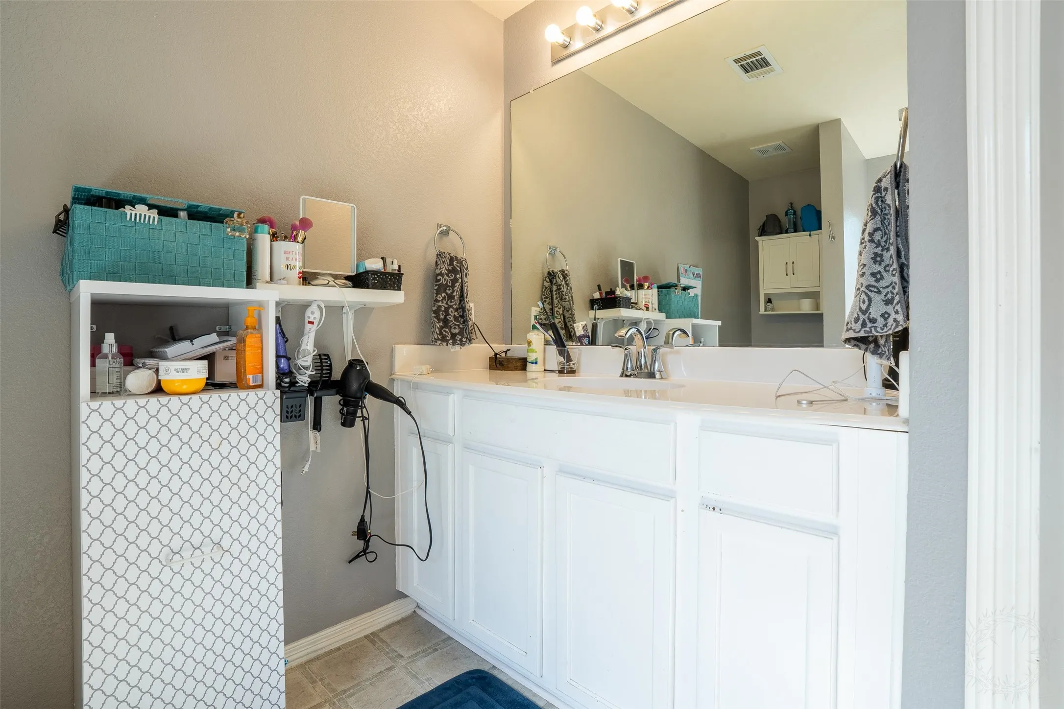 Single Family Residence For Sale in Tarrant County , 424 NE Murphy Road, Burleson, Texas 76028, 3 Bedroom, 2 Bathroom, 2 Garage spaces, 1,461 Sqft, built in 2004, mls#21313818, Real Estate Agent in Burleson, Homes For Sale in Tarrant county, Homes For Sale in Burleson, Realtor in Burleson Texas, Real Estate Brokerage Independent Realty Texas, Luminita Cordes Realtor