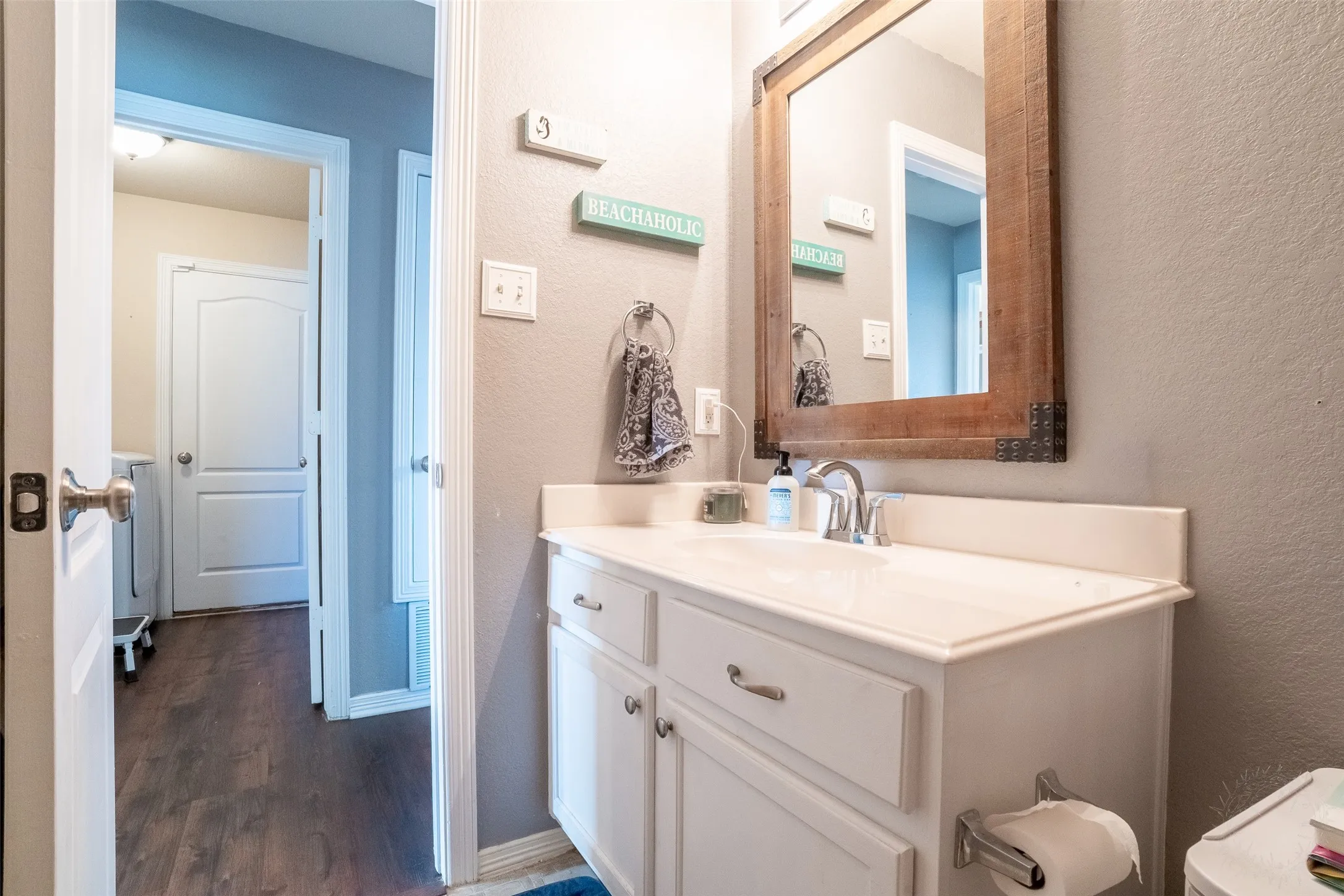 Single Family Residence For Sale in Tarrant County , 424 NE Murphy Road, Burleson, Texas 76028, 3 Bedroom, 2 Bathroom, 2 Garage spaces, 1,461 Sqft, built in 2004, mls#21313818, Real Estate Agent in Burleson, Homes For Sale in Tarrant county, Homes For Sale in Burleson, Realtor in Burleson Texas, Real Estate Brokerage Independent Realty Texas, Luminita Cordes Realtor