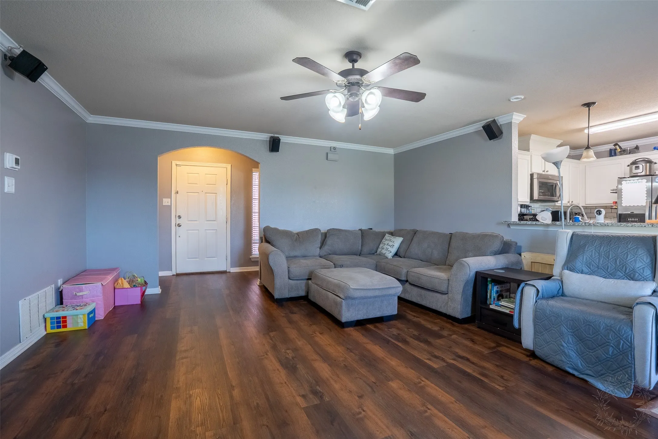 Single Family Residence For Sale in Tarrant County , 424 NE Murphy Road, Burleson, Texas 76028, 3 Bedroom, 2 Bathroom, 2 Garage spaces, 1,461 Sqft, built in 2004, mls#21313818, Real Estate Agent in Burleson, Homes For Sale in Tarrant county, Homes For Sale in Burleson, Realtor in Burleson Texas, Real Estate Brokerage Independent Realty Texas, Luminita Cordes Realtor