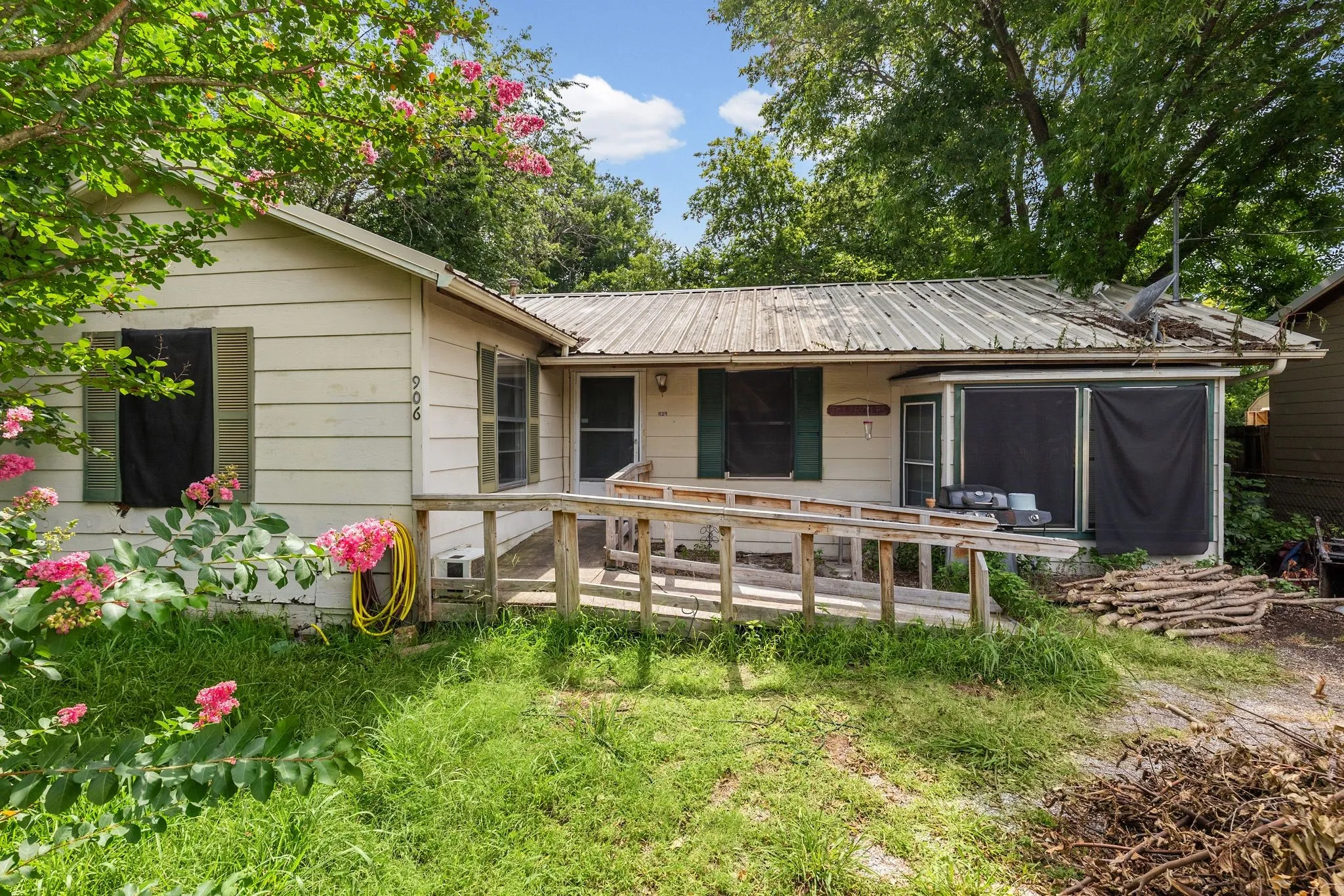 Single Family Residence For Sale in Hunt County , 906 Branch Street, Greenville, Texas 75401, 2 Bedroom, 1 Bathroom, Garage spaces, 1,392 Sqft, built in 1955, mls#21325957, Real Estate Agent in Greenville, Homes For Sale in Hunt county, Homes For Sale in Greenville, Realtor in Greenville Texas, Real Estate Brokerage Independent Realty Texas, Luminita Cordes Realtor