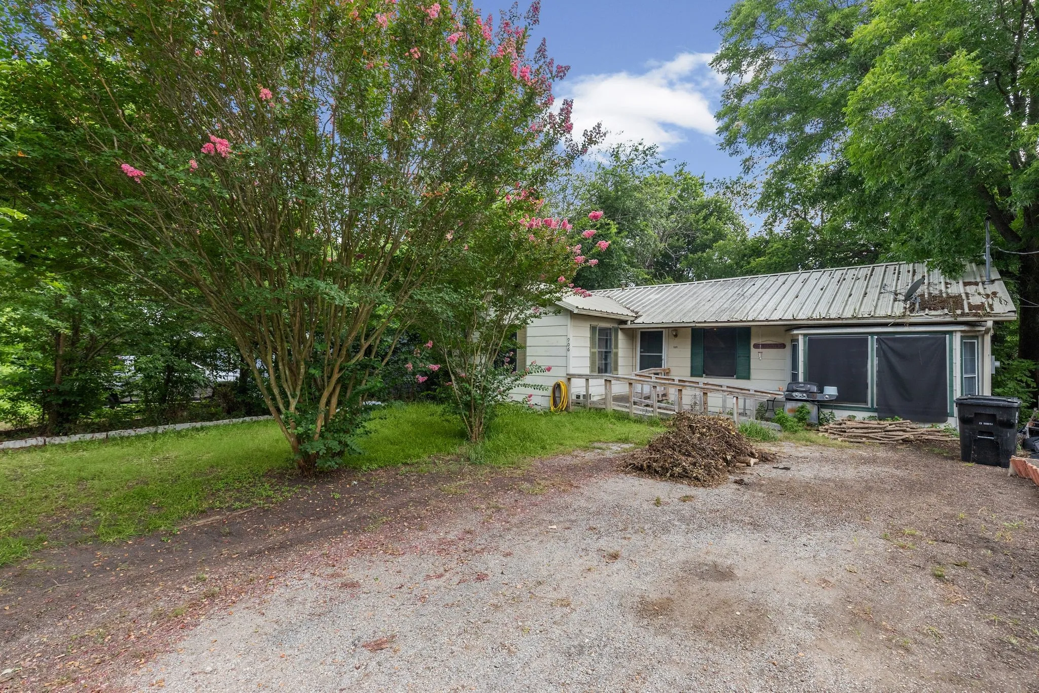 Single Family Residence For Sale in Hunt County , 906 Branch Street, Greenville, Texas 75401, 2 Bedroom, 1 Bathroom, Garage spaces, 1,392 Sqft, built in 1955, mls#21325957, Real Estate Agent in Greenville, Homes For Sale in Hunt county, Homes For Sale in Greenville, Realtor in Greenville Texas, Real Estate Brokerage Independent Realty Texas, Luminita Cordes Realtor
