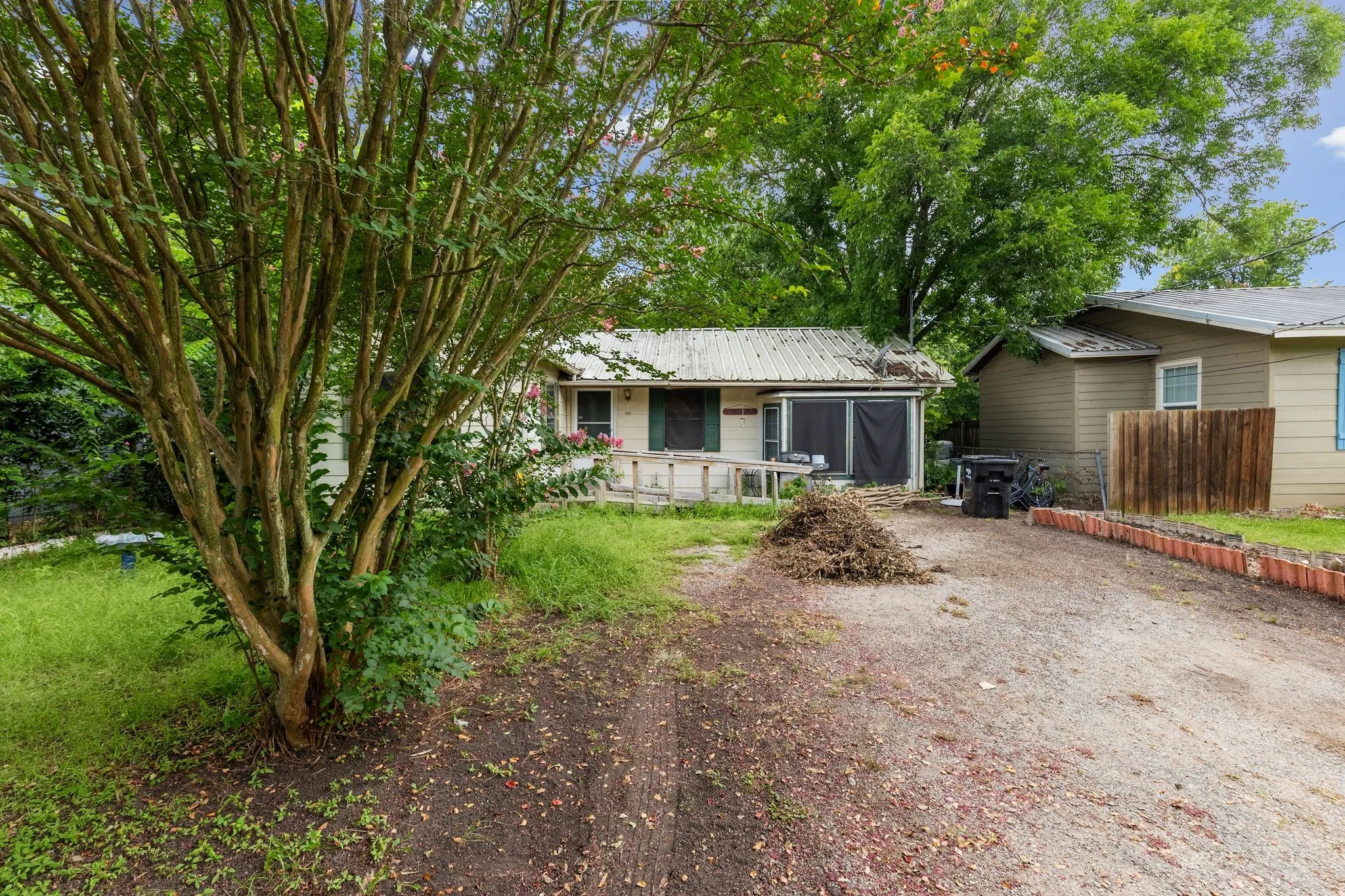 Single Family Residence For Sale in Hunt County , 906 Branch Street, Greenville, Texas 75401, 2 Bedroom, 1 Bathroom, Garage spaces, 1,392 Sqft, built in 1955, mls#21325957, Real Estate Agent in Greenville, Homes For Sale in Hunt county, Homes For Sale in Greenville, Realtor in Greenville Texas, Real Estate Brokerage Independent Realty Texas, Luminita Cordes Realtor