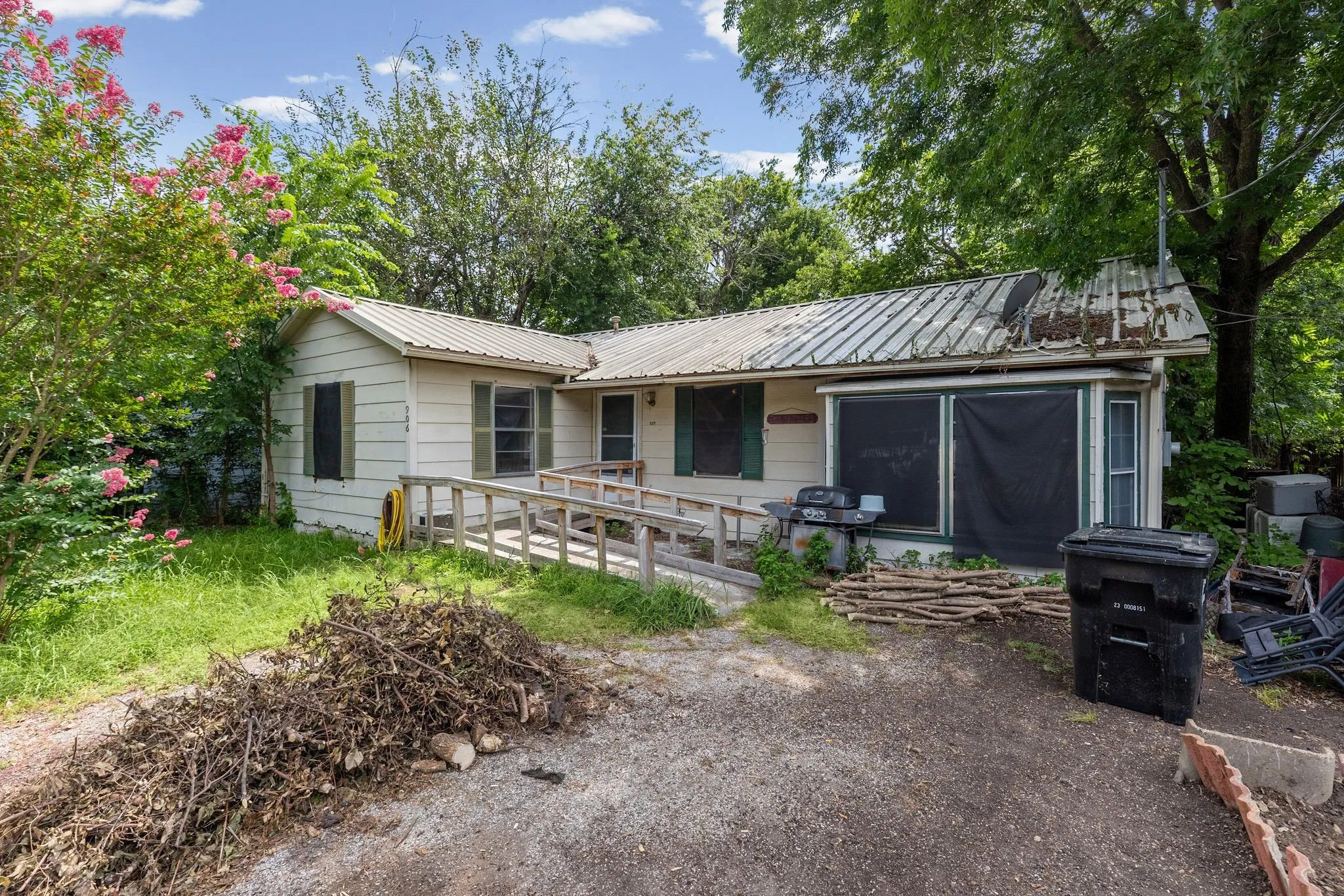 Single Family Residence For Sale in Hunt County , 906 Branch Street, Greenville, Texas 75401, 2 Bedroom, 1 Bathroom, Garage spaces, 1,392 Sqft, built in 1955, mls#21325957, Real Estate Agent in Greenville, Homes For Sale in Hunt county, Homes For Sale in Greenville, Realtor in Greenville Texas, Real Estate Brokerage Independent Realty Texas, Luminita Cordes Realtor