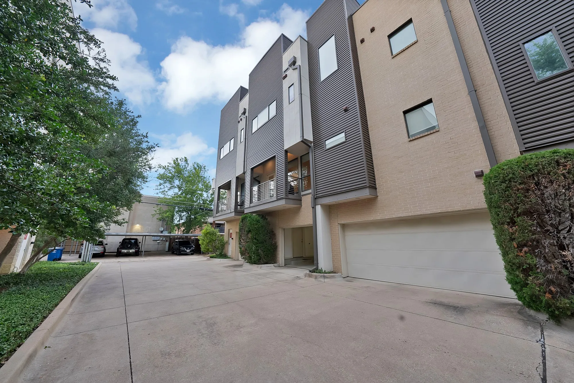 Condominium For Sale in Dallas County , 4111 Newton Avenue 38, Dallas, Texas 75219, 2 Bedroom, 3 Bathroom, 2 Garage spaces, 1,842 Sqft, built in 2007, mls#21317295, Real Estate Agent in Dallas, Homes For Sale in Dallas county, Homes For Sale in Dallas, Realtor in Dallas Texas, Real Estate Brokerage Independent Realty Texas, Luminita Cordes Realtor