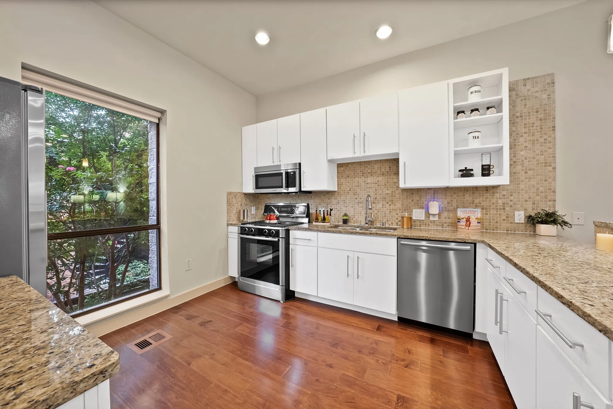 Condominium For Sale in Dallas County , 4111 Newton Avenue 38, Dallas, Texas 75219, 2 Bedroom, 3 Bathroom, 2 Garage spaces, 1,842 Sqft, built in 2007, mls#21317295, Real Estate Agent in Dallas, Homes For Sale in Dallas county, Homes For Sale in Dallas, Realtor in Dallas Texas, Real Estate Brokerage Independent Realty Texas, Luminita Cordes Realtor
