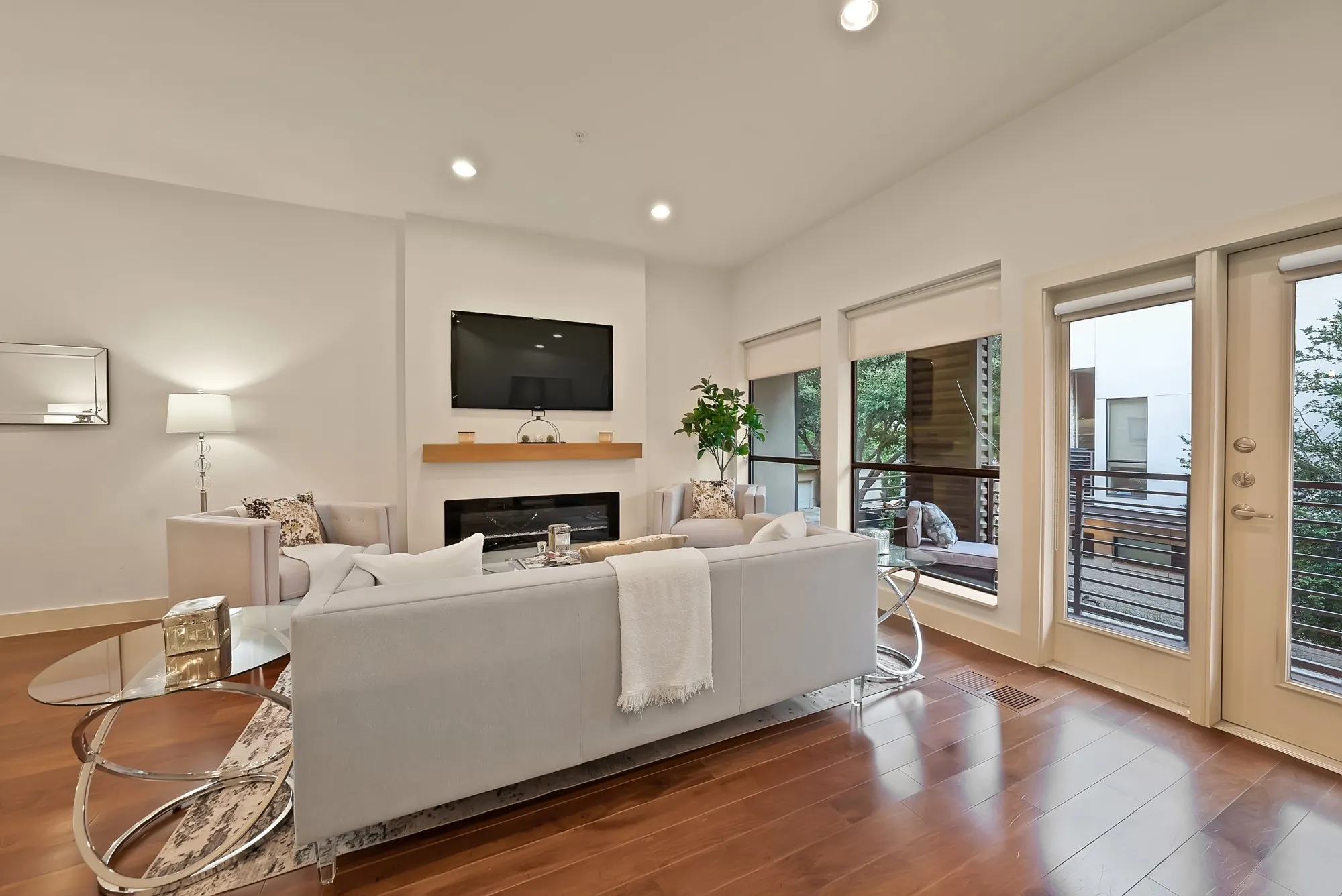 Condominium For Sale in Dallas County , 4111 Newton Avenue 38, Dallas, Texas 75219, 2 Bedroom, 3 Bathroom, 2 Garage spaces, 1,842 Sqft, built in 2007, mls#21317295, Real Estate Agent in Dallas, Homes For Sale in Dallas county, Homes For Sale in Dallas, Realtor in Dallas Texas, Real Estate Brokerage Independent Realty Texas, Luminita Cordes Realtor