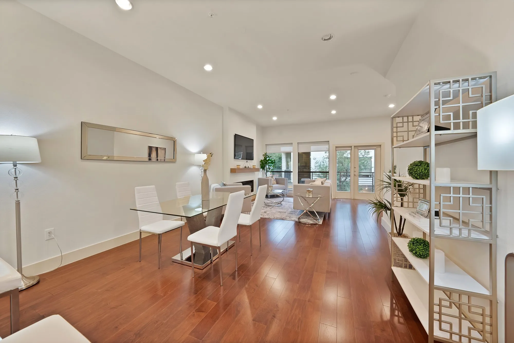 Condominium For Sale in Dallas County , 4111 Newton Avenue 38, Dallas, Texas 75219, 2 Bedroom, 3 Bathroom, 2 Garage spaces, 1,842 Sqft, built in 2007, mls#21317295, Real Estate Agent in Dallas, Homes For Sale in Dallas county, Homes For Sale in Dallas, Realtor in Dallas Texas, Real Estate Brokerage Independent Realty Texas, Luminita Cordes Realtor