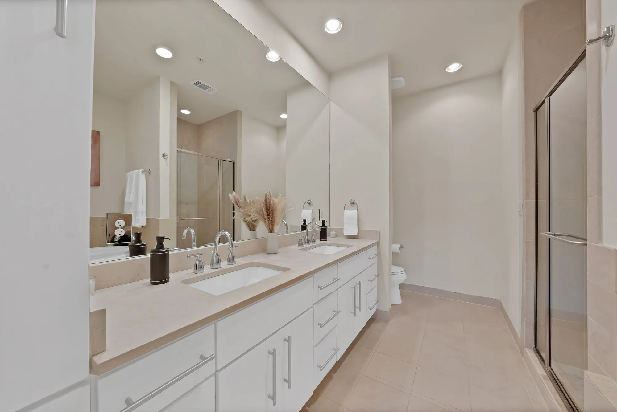 Condominium For Sale in Dallas County , 4111 Newton Avenue 38, Dallas, Texas 75219, 2 Bedroom, 3 Bathroom, 2 Garage spaces, 1,842 Sqft, built in 2007, mls#21317295, Real Estate Agent in Dallas, Homes For Sale in Dallas county, Homes For Sale in Dallas, Realtor in Dallas Texas, Real Estate Brokerage Independent Realty Texas, Luminita Cordes Realtor