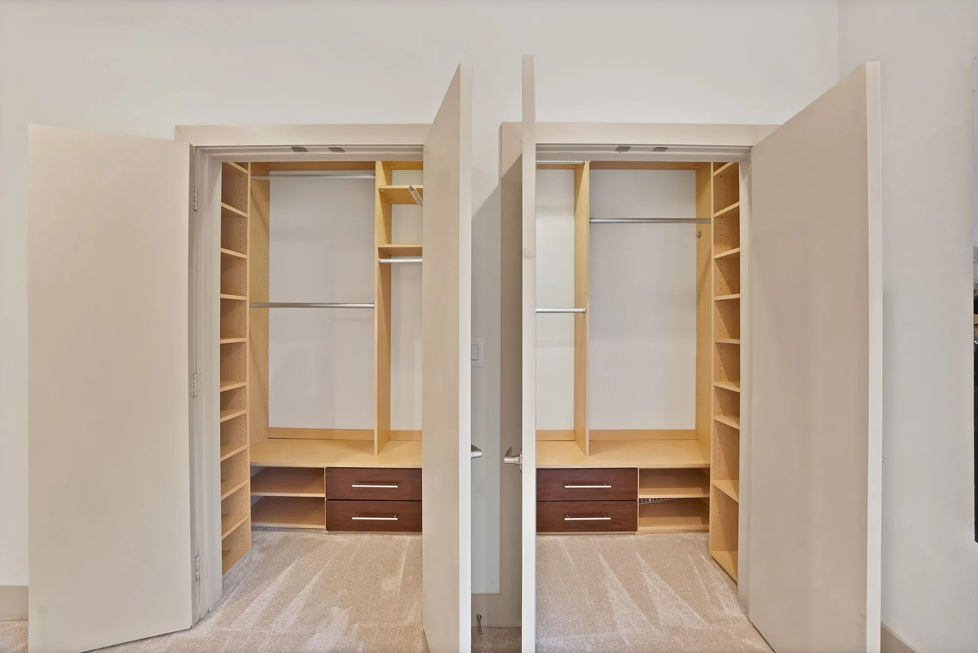 Condominium For Sale in Dallas County , 4111 Newton Avenue 38, Dallas, Texas 75219, 2 Bedroom, 3 Bathroom, 2 Garage spaces, 1,842 Sqft, built in 2007, mls#21317295, Real Estate Agent in Dallas, Homes For Sale in Dallas county, Homes For Sale in Dallas, Realtor in Dallas Texas, Real Estate Brokerage Independent Realty Texas, Luminita Cordes Realtor