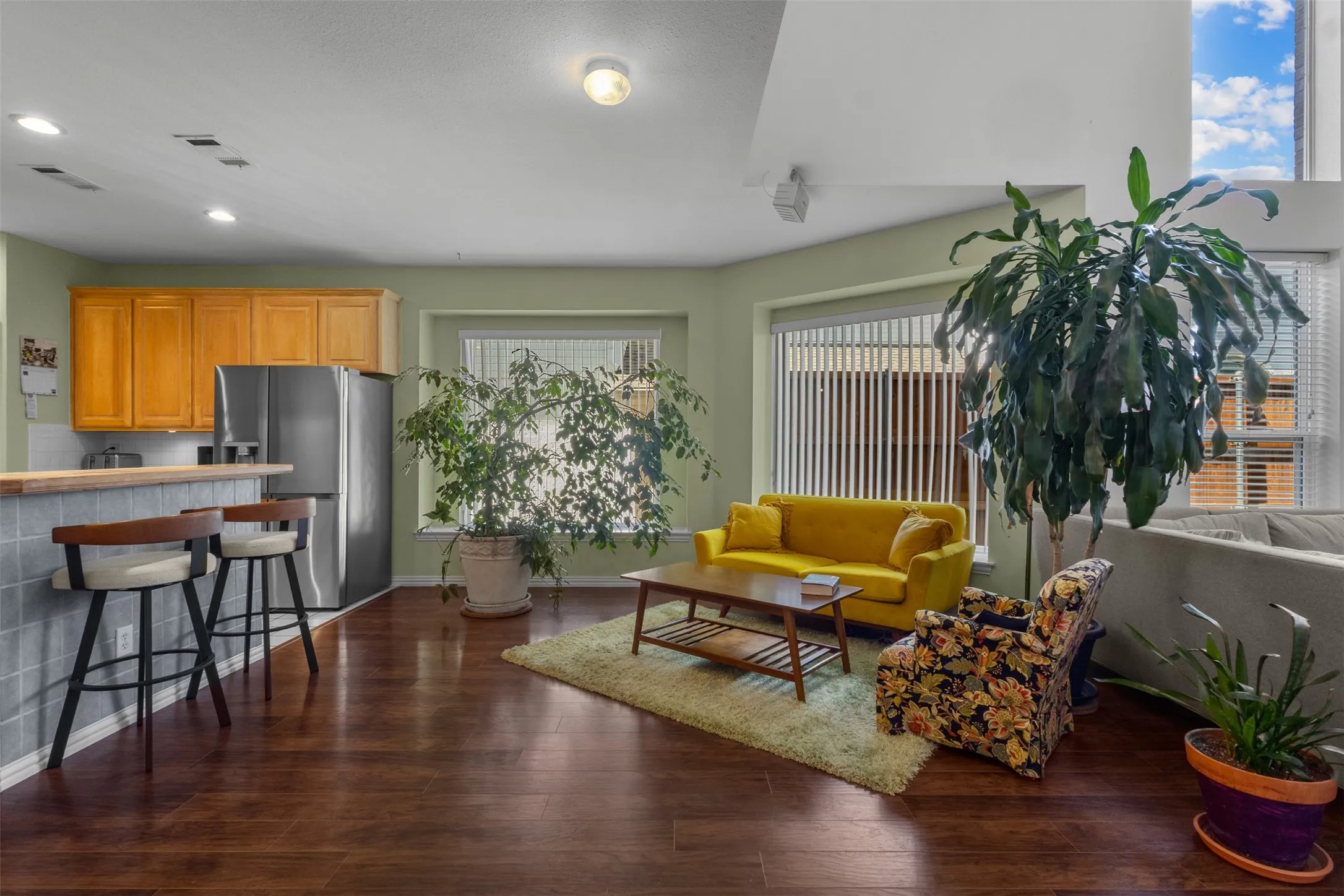 Single Family Residence For Sale in Dallas County , 332 Kahala Drive, Dallas, Texas 75218, 4 Bedroom, 3 Bathroom, 2 Garage spaces, 3,089 Sqft, built in 1997, mls#21326031, Real Estate Agent in Dallas, Homes For Sale in Dallas county, Homes For Sale in Dallas, Realtor in Dallas Texas, Real Estate Brokerage Independent Realty Texas, Luminita Cordes Realtor
