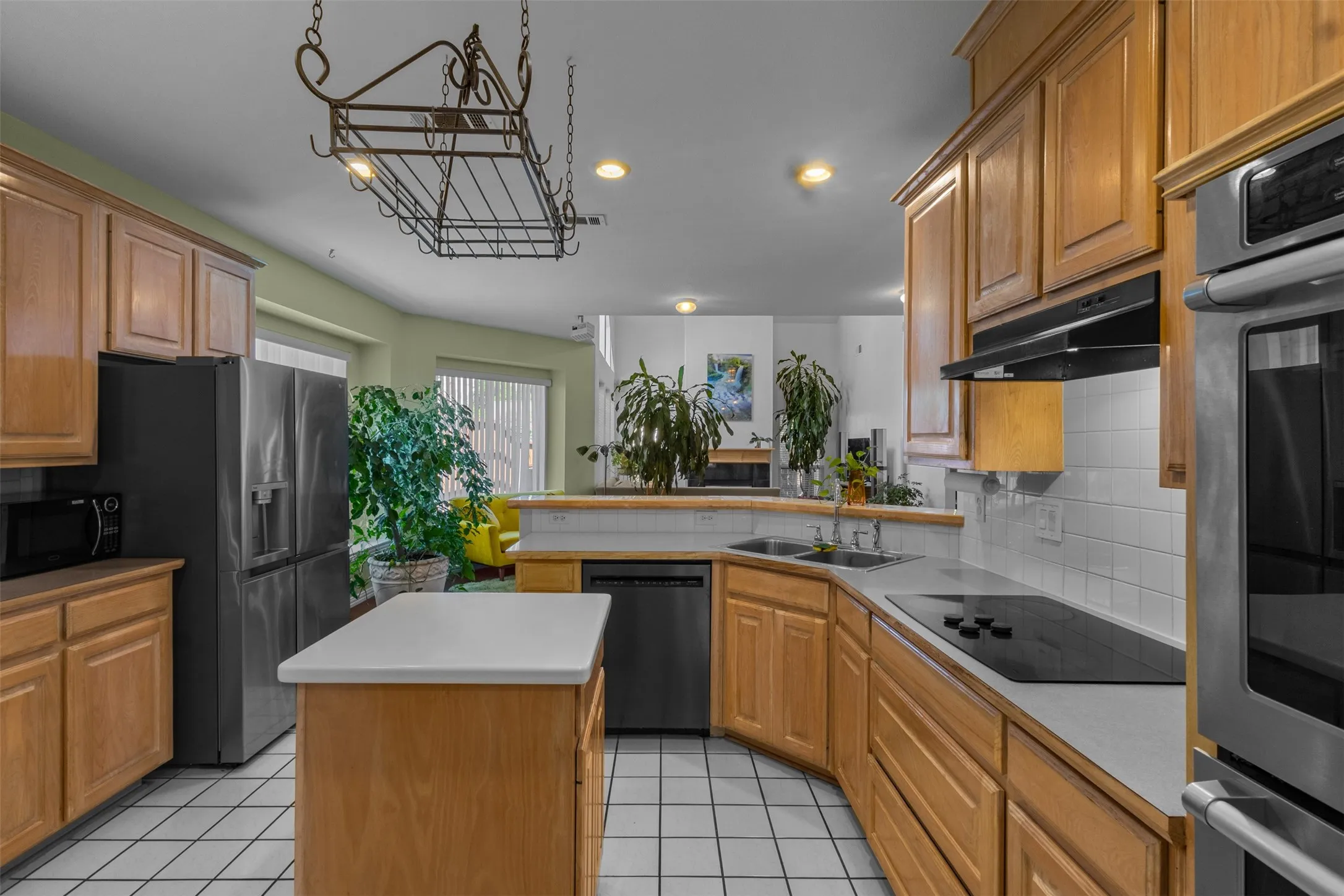 Single Family Residence For Sale in Dallas County , 332 Kahala Drive, Dallas, Texas 75218, 4 Bedroom, 3 Bathroom, 2 Garage spaces, 3,089 Sqft, built in 1997, mls#21326031, Real Estate Agent in Dallas, Homes For Sale in Dallas county, Homes For Sale in Dallas, Realtor in Dallas Texas, Real Estate Brokerage Independent Realty Texas, Luminita Cordes Realtor