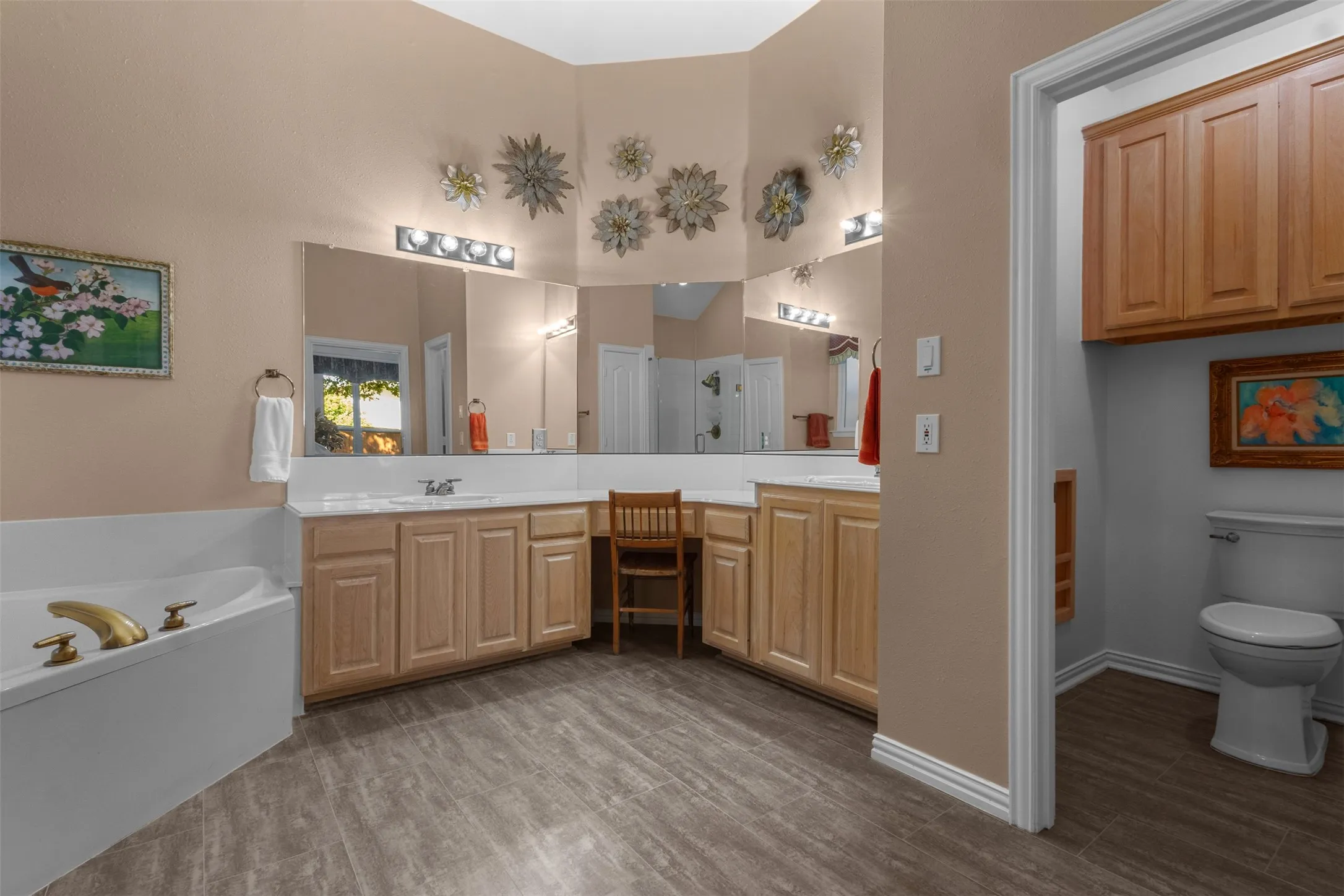 Single Family Residence For Sale in Dallas County , 332 Kahala Drive, Dallas, Texas 75218, 4 Bedroom, 3 Bathroom, 2 Garage spaces, 3,089 Sqft, built in 1997, mls#21326031, Real Estate Agent in Dallas, Homes For Sale in Dallas county, Homes For Sale in Dallas, Realtor in Dallas Texas, Real Estate Brokerage Independent Realty Texas, Luminita Cordes Realtor