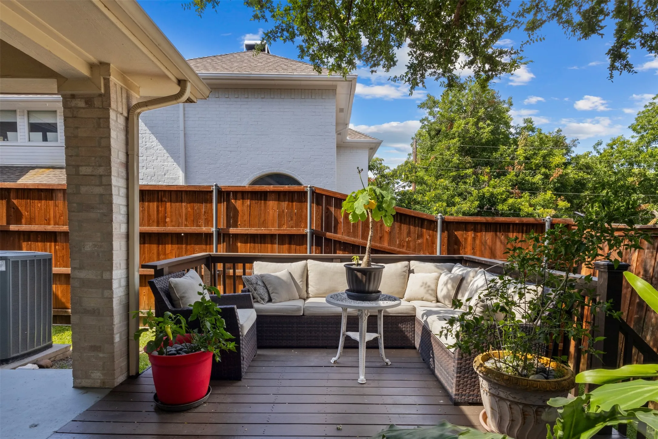 Single Family Residence For Sale in Dallas County , 332 Kahala Drive, Dallas, Texas 75218, 4 Bedroom, 3 Bathroom, 2 Garage spaces, 3,089 Sqft, built in 1997, mls#21326031, Real Estate Agent in Dallas, Homes For Sale in Dallas county, Homes For Sale in Dallas, Realtor in Dallas Texas, Real Estate Brokerage Independent Realty Texas, Luminita Cordes Realtor