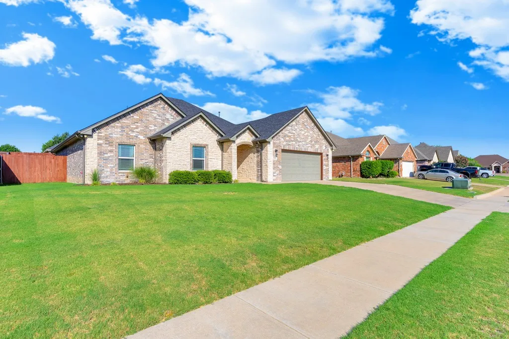 Single Family Residence For Sale in Johnson County , 808 Chestnut Grove Drive, Cleburne, Texas 76033, 3 Bedroom, 2 Bathroom, 2 Garage spaces, 2,074 Sqft, built in 2017, mls#21325732, Real Estate Agent in Cleburne, Homes For Sale in Johnson county, Homes For Sale in Cleburne, Realtor in Cleburne Texas, Real Estate Brokerage Independent Realty Texas, Luminita Cordes Realtor