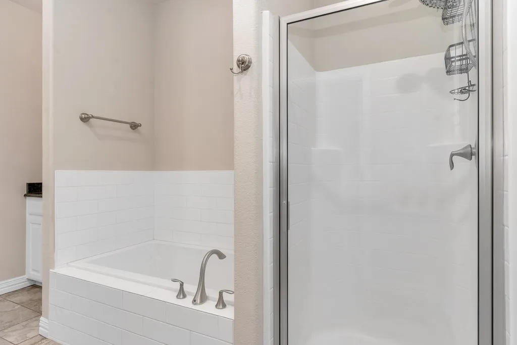 Single Family Residence For Sale in Johnson County , 808 Chestnut Grove Drive, Cleburne, Texas 76033, 3 Bedroom, 2 Bathroom, 2 Garage spaces, 2,074 Sqft, built in 2017, mls#21325732, Real Estate Agent in Cleburne, Homes For Sale in Johnson county, Homes For Sale in Cleburne, Realtor in Cleburne Texas, Real Estate Brokerage Independent Realty Texas, Luminita Cordes Realtor