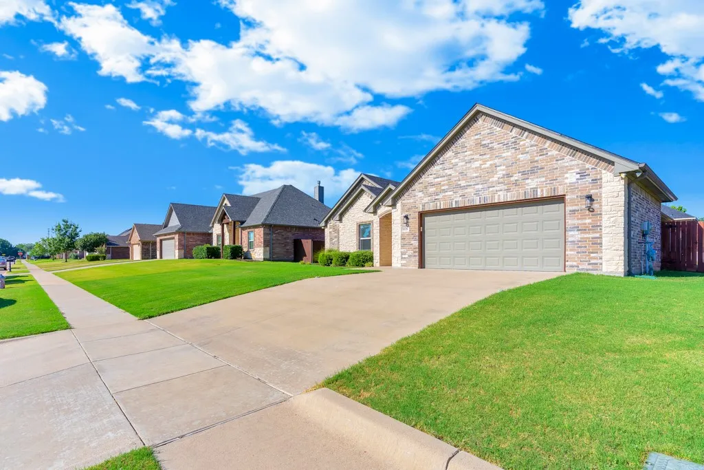 Single Family Residence For Sale in Johnson County , 808 Chestnut Grove Drive, Cleburne, Texas 76033, 3 Bedroom, 2 Bathroom, 2 Garage spaces, 2,074 Sqft, built in 2017, mls#21325732, Real Estate Agent in Cleburne, Homes For Sale in Johnson county, Homes For Sale in Cleburne, Realtor in Cleburne Texas, Real Estate Brokerage Independent Realty Texas, Luminita Cordes Realtor