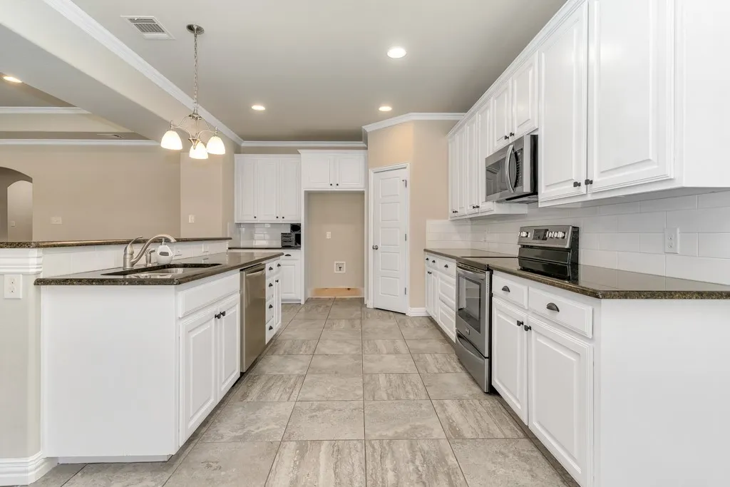 Single Family Residence For Sale in Johnson County , 808 Chestnut Grove Drive, Cleburne, Texas 76033, 3 Bedroom, 2 Bathroom, 2 Garage spaces, 2,074 Sqft, built in 2017, mls#21325732, Real Estate Agent in Cleburne, Homes For Sale in Johnson county, Homes For Sale in Cleburne, Realtor in Cleburne Texas, Real Estate Brokerage Independent Realty Texas, Luminita Cordes Realtor