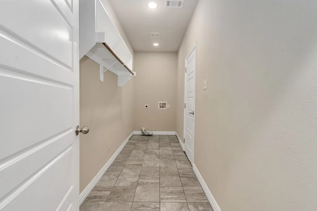 Single Family Residence For Sale in Johnson County , 808 Chestnut Grove Drive, Cleburne, Texas 76033, 3 Bedroom, 2 Bathroom, 2 Garage spaces, 2,074 Sqft, built in 2017, mls#21325732, Real Estate Agent in Cleburne, Homes For Sale in Johnson county, Homes For Sale in Cleburne, Realtor in Cleburne Texas, Real Estate Brokerage Independent Realty Texas, Luminita Cordes Realtor