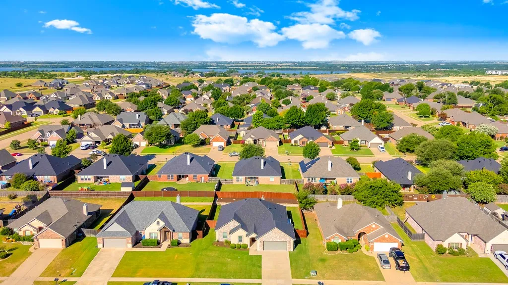 Single Family Residence For Sale in Johnson County , 808 Chestnut Grove Drive, Cleburne, Texas 76033, 3 Bedroom, 2 Bathroom, 2 Garage spaces, 2,074 Sqft, built in 2017, mls#21325732, Real Estate Agent in Cleburne, Homes For Sale in Johnson county, Homes For Sale in Cleburne, Realtor in Cleburne Texas, Real Estate Brokerage Independent Realty Texas, Luminita Cordes Realtor