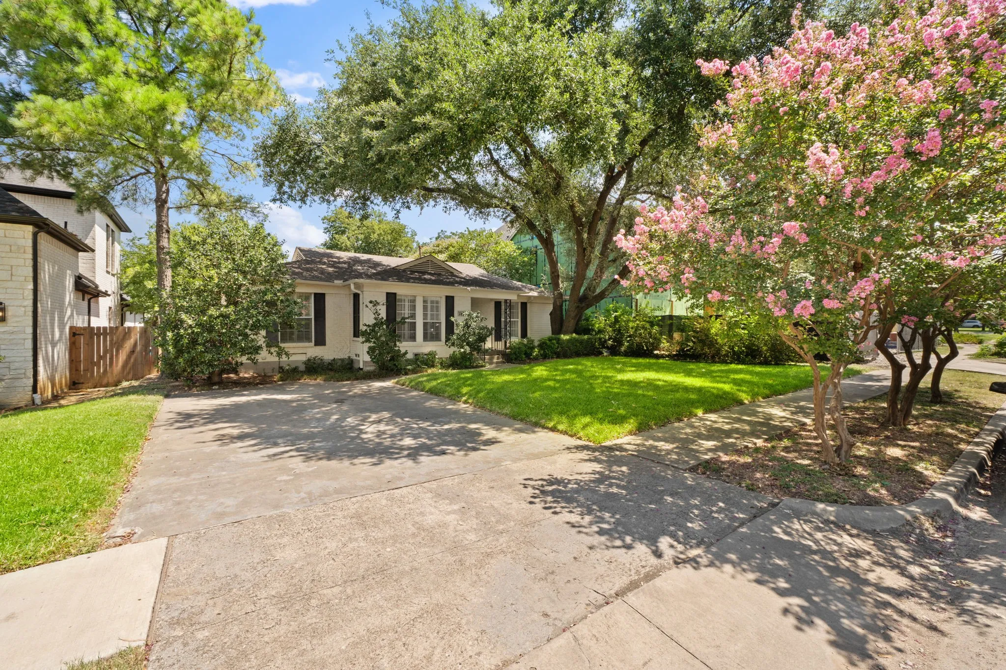 Single Family Residence For Rent in Dallas County , 3881 Gaspar Drive, Dallas, Texas 75220, 2 Bedroom, 1 Bathroom, Garage spaces, 1,103 Sqft, built in 1951, mls#21322151, Real Estate Agent in Dallas, Homes For Rent in Dallas county, Homes For Rent in Dallas, Realtor in Dallas Texas, Real Estate Brokerage Independent Realty Texas, Luminita Cordes Realtor