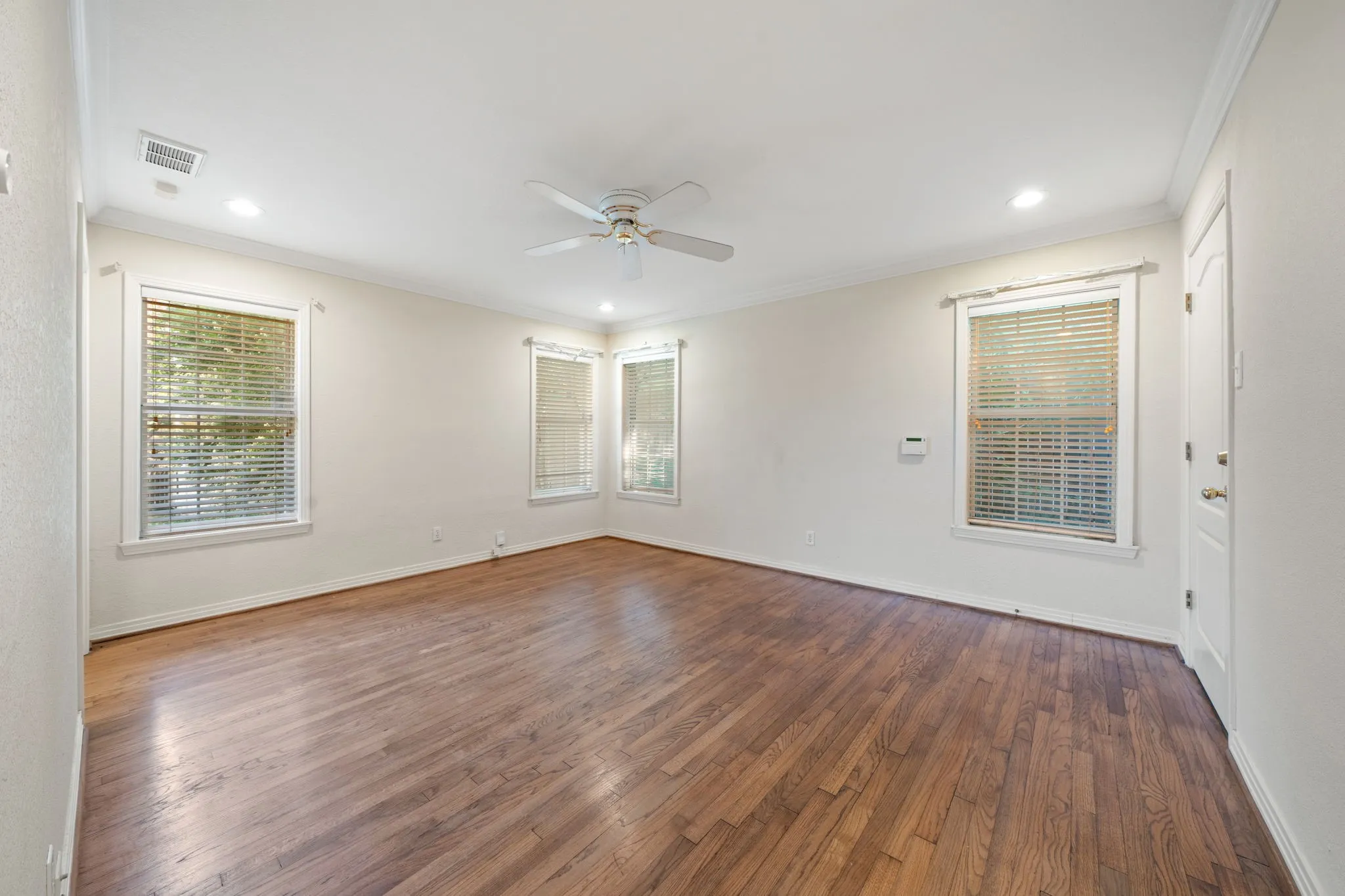 Single Family Residence For Rent in Dallas County , 3881 Gaspar Drive, Dallas, Texas 75220, 2 Bedroom, 1 Bathroom, Garage spaces, 1,103 Sqft, built in 1951, mls#21322151, Real Estate Agent in Dallas, Homes For Rent in Dallas county, Homes For Rent in Dallas, Realtor in Dallas Texas, Real Estate Brokerage Independent Realty Texas, Luminita Cordes Realtor