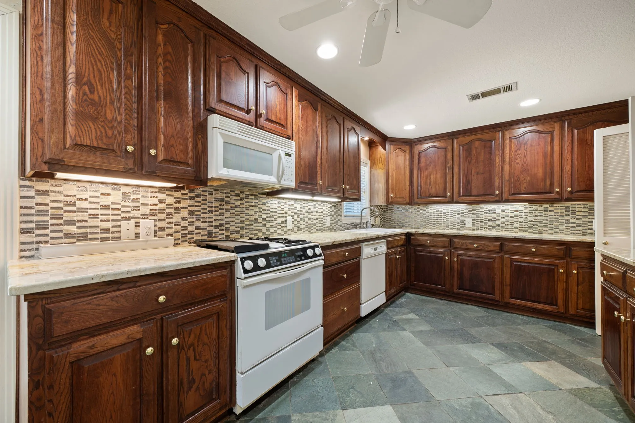 Single Family Residence For Rent in Dallas County , 3881 Gaspar Drive, Dallas, Texas 75220, 2 Bedroom, 1 Bathroom, Garage spaces, 1,103 Sqft, built in 1951, mls#21322151, Real Estate Agent in Dallas, Homes For Rent in Dallas county, Homes For Rent in Dallas, Realtor in Dallas Texas, Real Estate Brokerage Independent Realty Texas, Luminita Cordes Realtor