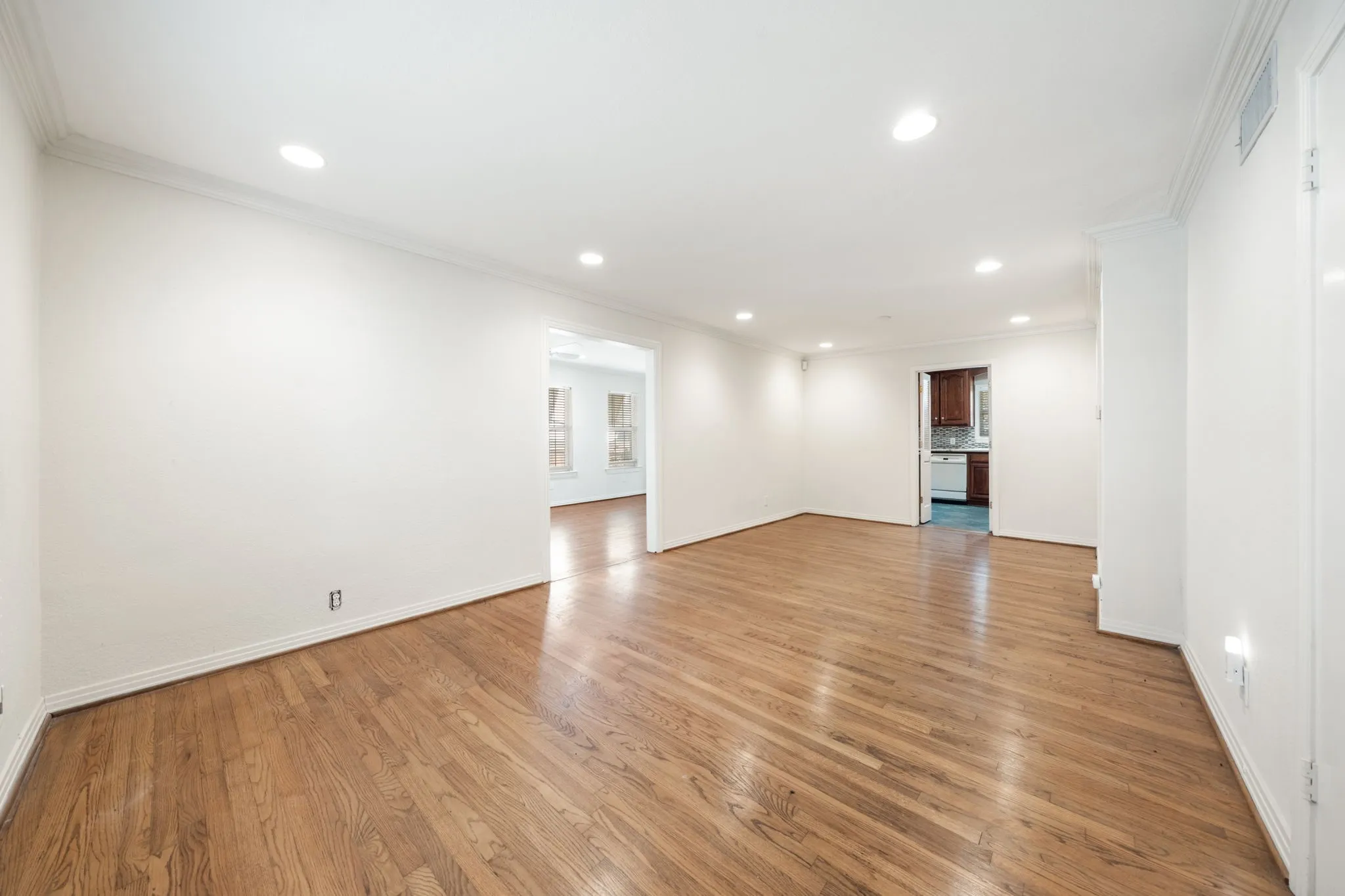 Single Family Residence For Rent in Dallas County , 3881 Gaspar Drive, Dallas, Texas 75220, 2 Bedroom, 1 Bathroom, Garage spaces, 1,103 Sqft, built in 1951, mls#21322151, Real Estate Agent in Dallas, Homes For Rent in Dallas county, Homes For Rent in Dallas, Realtor in Dallas Texas, Real Estate Brokerage Independent Realty Texas, Luminita Cordes Realtor