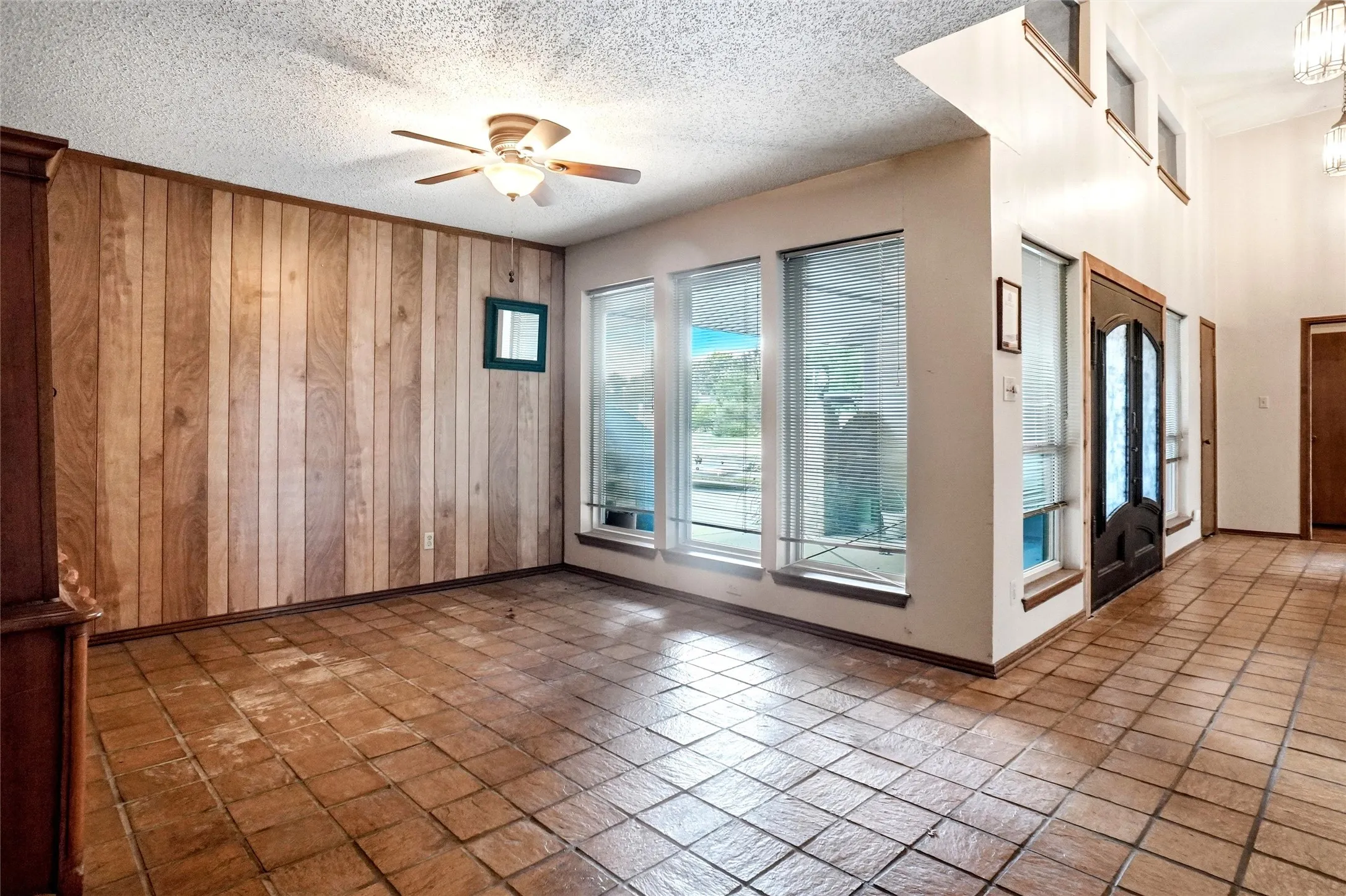 Single Family Residence For Sale in Denton County , 35 Hickory Hills Boulevard, Hickory Creek, Texas 75065, 3 Bedroom, 2 Bathroom, 2 Garage spaces, 2,129 Sqft, built in 1979, mls#21323682, Real Estate Agent in Hickory Creek, Homes For Sale in Denton county, Homes For Sale in Hickory Creek, Realtor in Hickory Creek Texas, Real Estate Brokerage Independent Realty Texas, Luminita Cordes Realtor