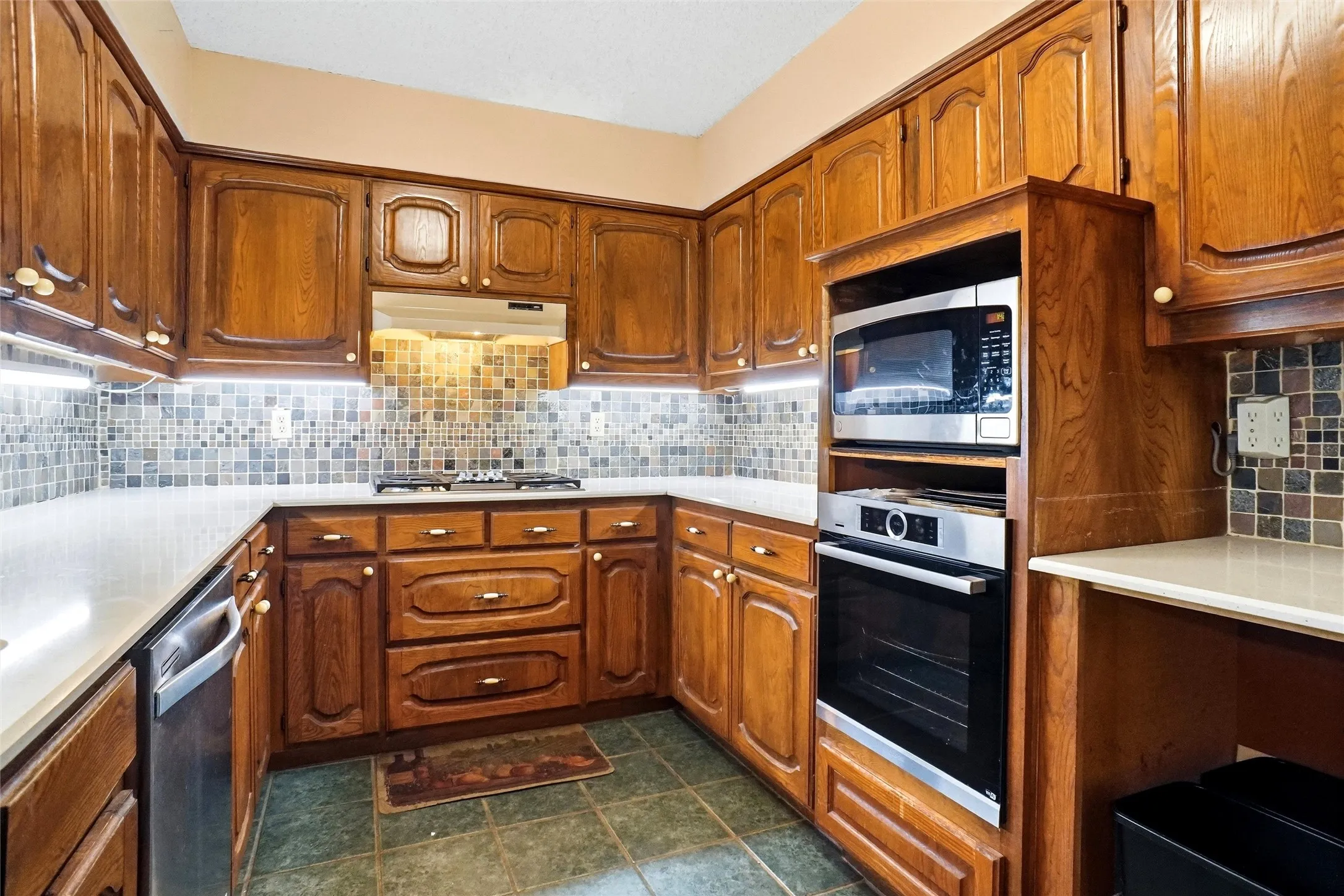 Single Family Residence For Sale in Denton County , 35 Hickory Hills Boulevard, Hickory Creek, Texas 75065, 3 Bedroom, 2 Bathroom, 2 Garage spaces, 2,129 Sqft, built in 1979, mls#21323682, Real Estate Agent in Hickory Creek, Homes For Sale in Denton county, Homes For Sale in Hickory Creek, Realtor in Hickory Creek Texas, Real Estate Brokerage Independent Realty Texas, Luminita Cordes Realtor