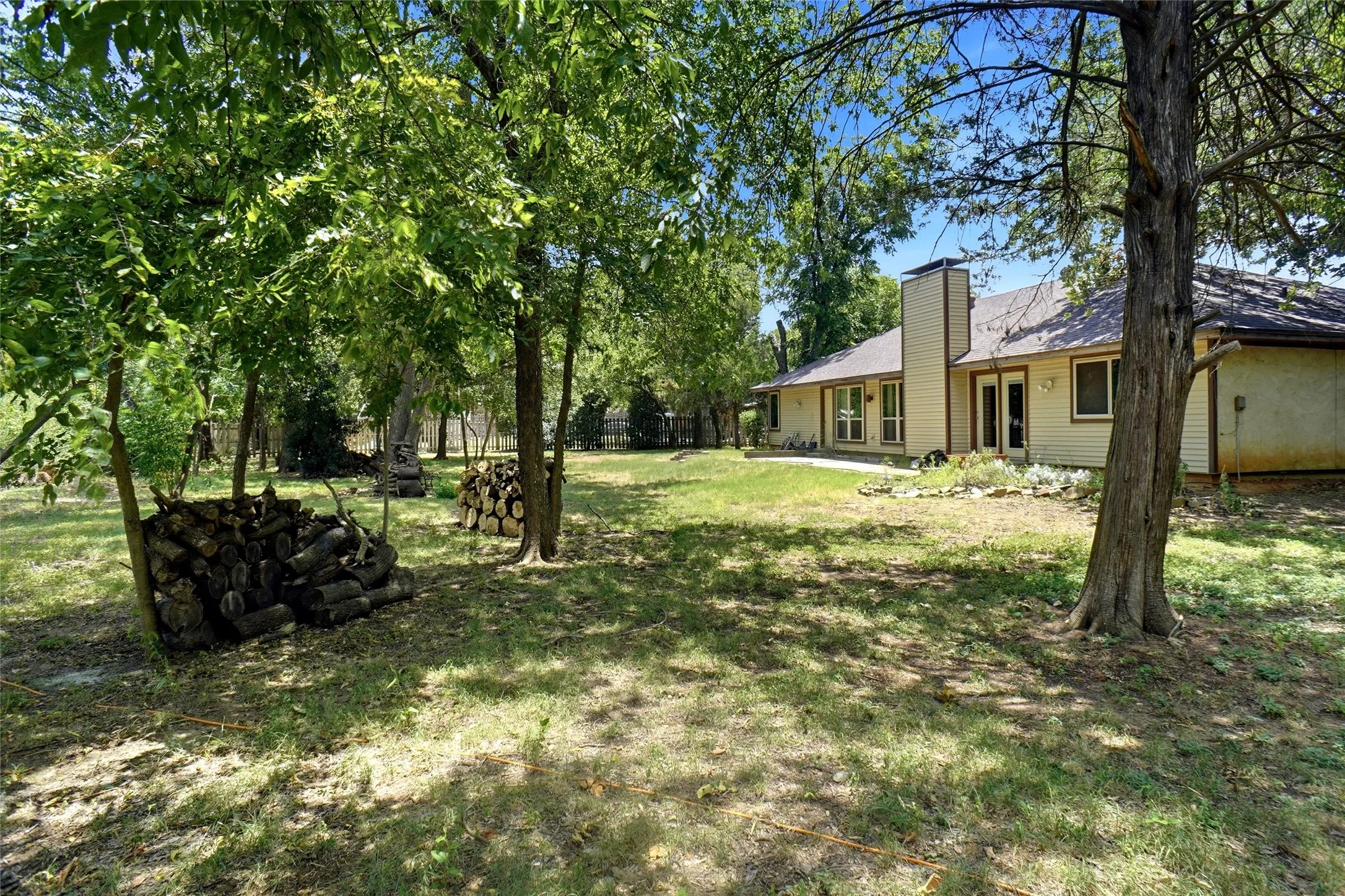 Single Family Residence For Sale in Denton County , 35 Hickory Hills Boulevard, Hickory Creek, Texas 75065, 3 Bedroom, 2 Bathroom, 2 Garage spaces, 2,129 Sqft, built in 1979, mls#21323682, Real Estate Agent in Hickory Creek, Homes For Sale in Denton county, Homes For Sale in Hickory Creek, Realtor in Hickory Creek Texas, Real Estate Brokerage Independent Realty Texas, Luminita Cordes Realtor