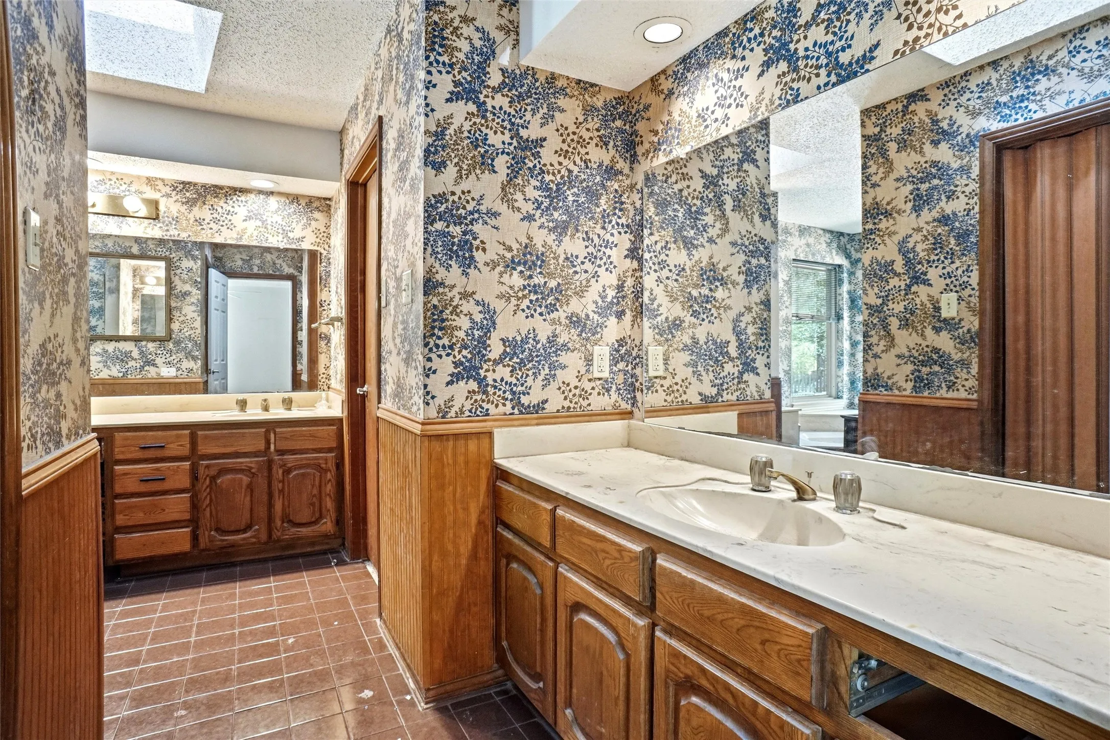 Single Family Residence For Sale in Denton County , 35 Hickory Hills Boulevard, Hickory Creek, Texas 75065, 3 Bedroom, 2 Bathroom, 2 Garage spaces, 2,129 Sqft, built in 1979, mls#21323682, Real Estate Agent in Hickory Creek, Homes For Sale in Denton county, Homes For Sale in Hickory Creek, Realtor in Hickory Creek Texas, Real Estate Brokerage Independent Realty Texas, Luminita Cordes Realtor
