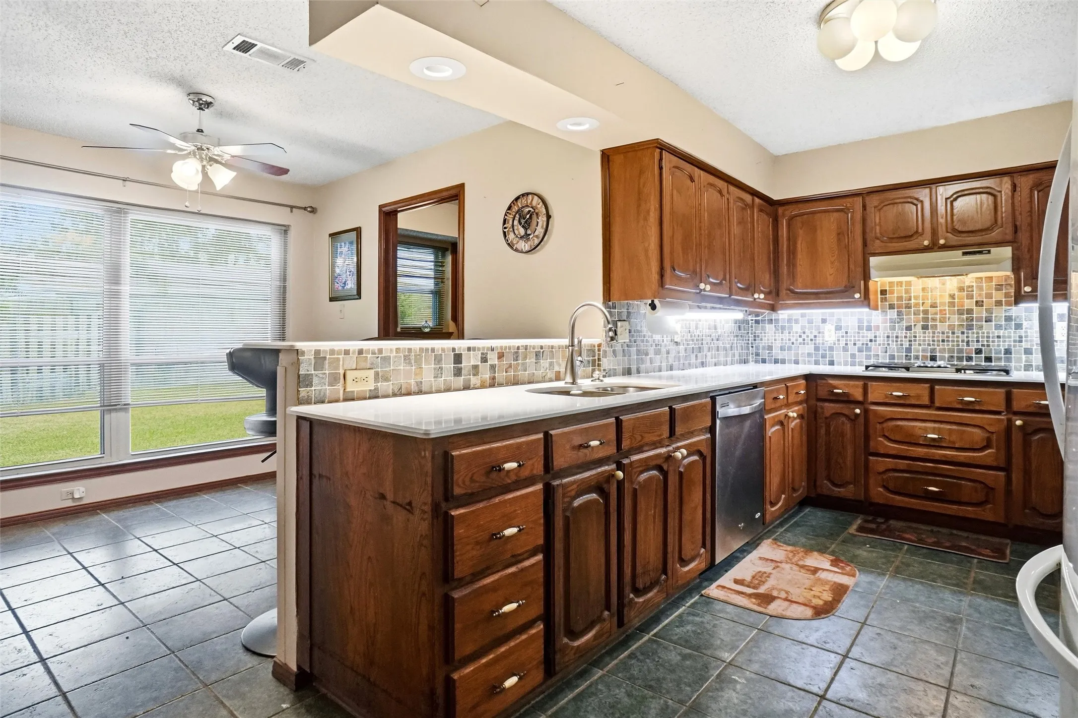 Single Family Residence For Sale in Denton County , 35 Hickory Hills Boulevard, Hickory Creek, Texas 75065, 3 Bedroom, 2 Bathroom, 2 Garage spaces, 2,129 Sqft, built in 1979, mls#21323682, Real Estate Agent in Hickory Creek, Homes For Sale in Denton county, Homes For Sale in Hickory Creek, Realtor in Hickory Creek Texas, Real Estate Brokerage Independent Realty Texas, Luminita Cordes Realtor