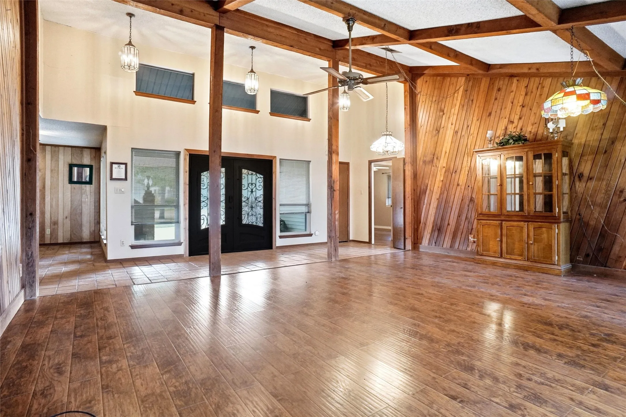 Single Family Residence For Sale in Denton County , 35 Hickory Hills Boulevard, Hickory Creek, Texas 75065, 3 Bedroom, 2 Bathroom, 2 Garage spaces, 2,129 Sqft, built in 1979, mls#21323682, Real Estate Agent in Hickory Creek, Homes For Sale in Denton county, Homes For Sale in Hickory Creek, Realtor in Hickory Creek Texas, Real Estate Brokerage Independent Realty Texas, Luminita Cordes Realtor