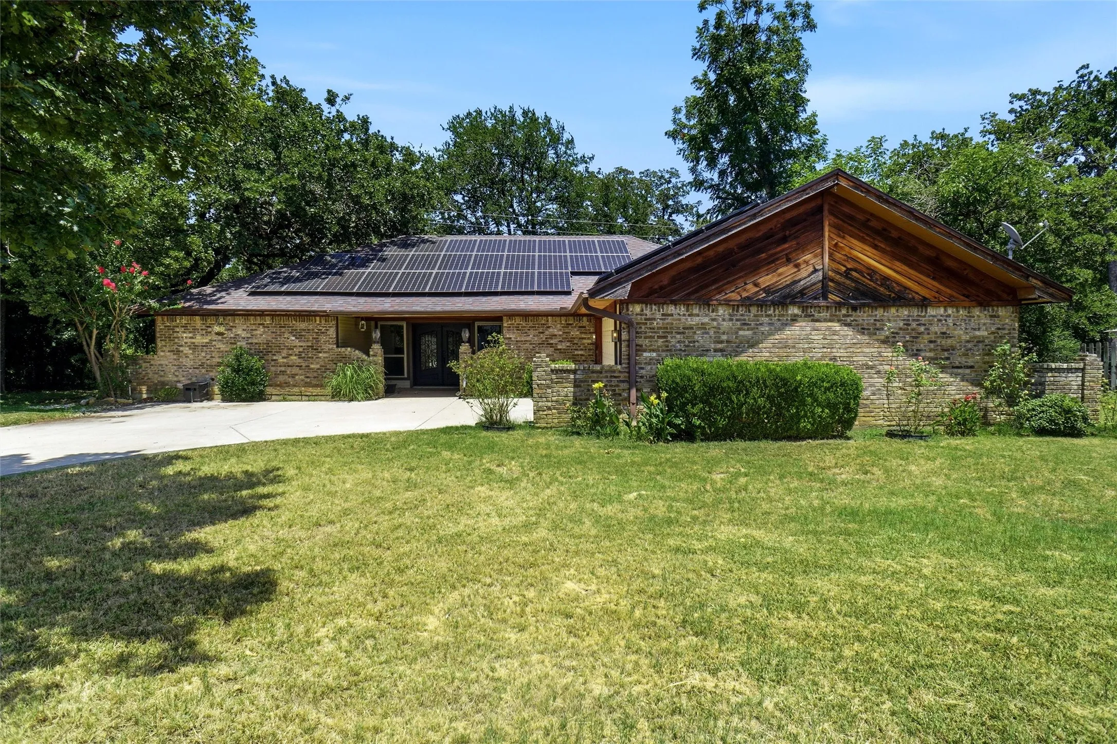 Single Family Residence For Sale in Denton County , 35 Hickory Hills Boulevard, Hickory Creek, Texas 75065, 3 Bedroom, 2 Bathroom, 2 Garage spaces, 2,129 Sqft, built in 1979, mls#21323682, Real Estate Agent in Hickory Creek, Homes For Sale in Denton county, Homes For Sale in Hickory Creek, Realtor in Hickory Creek Texas, Real Estate Brokerage Independent Realty Texas, Luminita Cordes Realtor