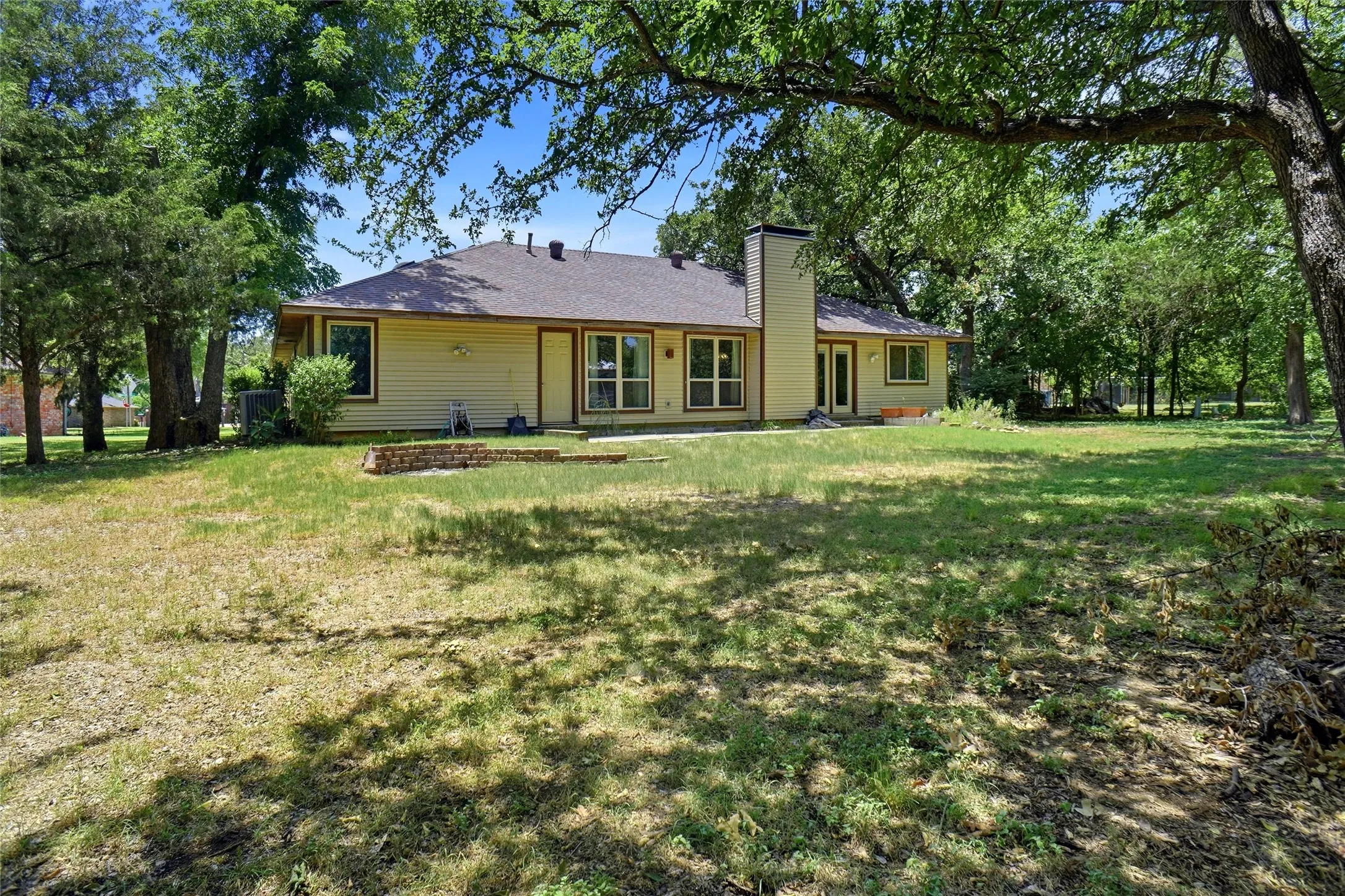 Single Family Residence For Sale in Denton County , 35 Hickory Hills Boulevard, Hickory Creek, Texas 75065, 3 Bedroom, 2 Bathroom, 2 Garage spaces, 2,129 Sqft, built in 1979, mls#21323682, Real Estate Agent in Hickory Creek, Homes For Sale in Denton county, Homes For Sale in Hickory Creek, Realtor in Hickory Creek Texas, Real Estate Brokerage Independent Realty Texas, Luminita Cordes Realtor
