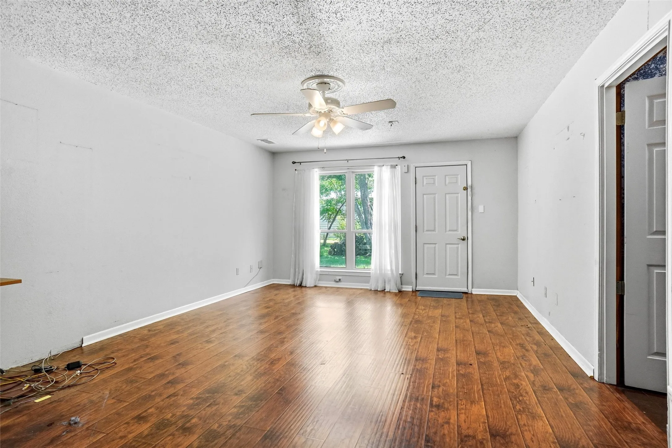 Single Family Residence For Sale in Denton County , 35 Hickory Hills Boulevard, Hickory Creek, Texas 75065, 3 Bedroom, 2 Bathroom, 2 Garage spaces, 2,129 Sqft, built in 1979, mls#21323682, Real Estate Agent in Hickory Creek, Homes For Sale in Denton county, Homes For Sale in Hickory Creek, Realtor in Hickory Creek Texas, Real Estate Brokerage Independent Realty Texas, Luminita Cordes Realtor