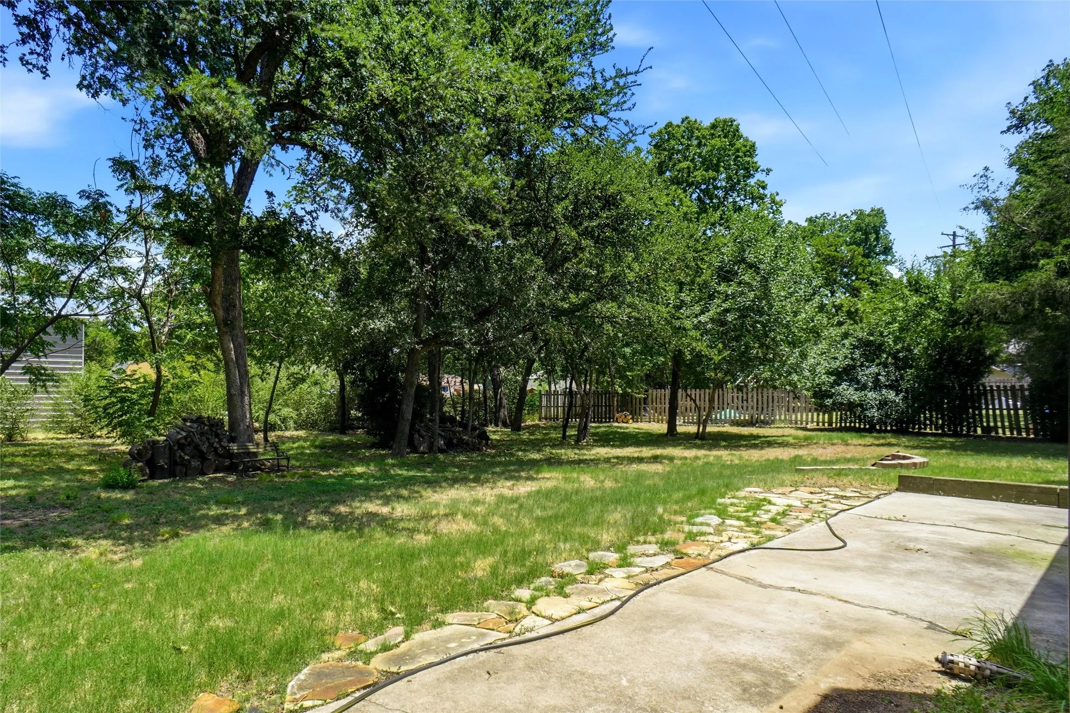Single Family Residence For Sale in Denton County , 35 Hickory Hills Boulevard, Hickory Creek, Texas 75065, 3 Bedroom, 2 Bathroom, 2 Garage spaces, 2,129 Sqft, built in 1979, mls#21323682, Real Estate Agent in Hickory Creek, Homes For Sale in Denton county, Homes For Sale in Hickory Creek, Realtor in Hickory Creek Texas, Real Estate Brokerage Independent Realty Texas, Luminita Cordes Realtor