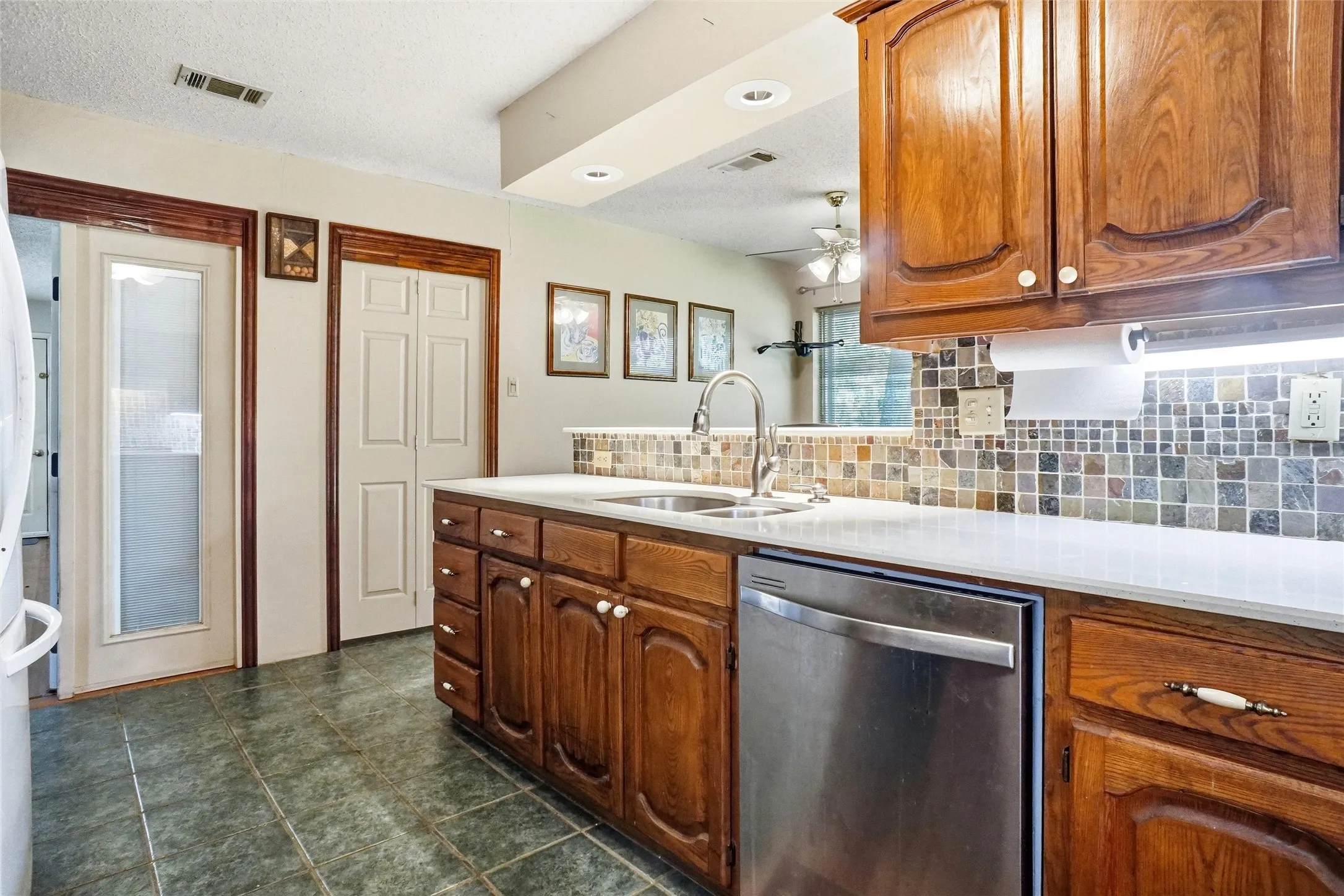 Single Family Residence For Sale in Denton County , 35 Hickory Hills Boulevard, Hickory Creek, Texas 75065, 3 Bedroom, 2 Bathroom, 2 Garage spaces, 2,129 Sqft, built in 1979, mls#21323682, Real Estate Agent in Hickory Creek, Homes For Sale in Denton county, Homes For Sale in Hickory Creek, Realtor in Hickory Creek Texas, Real Estate Brokerage Independent Realty Texas, Luminita Cordes Realtor