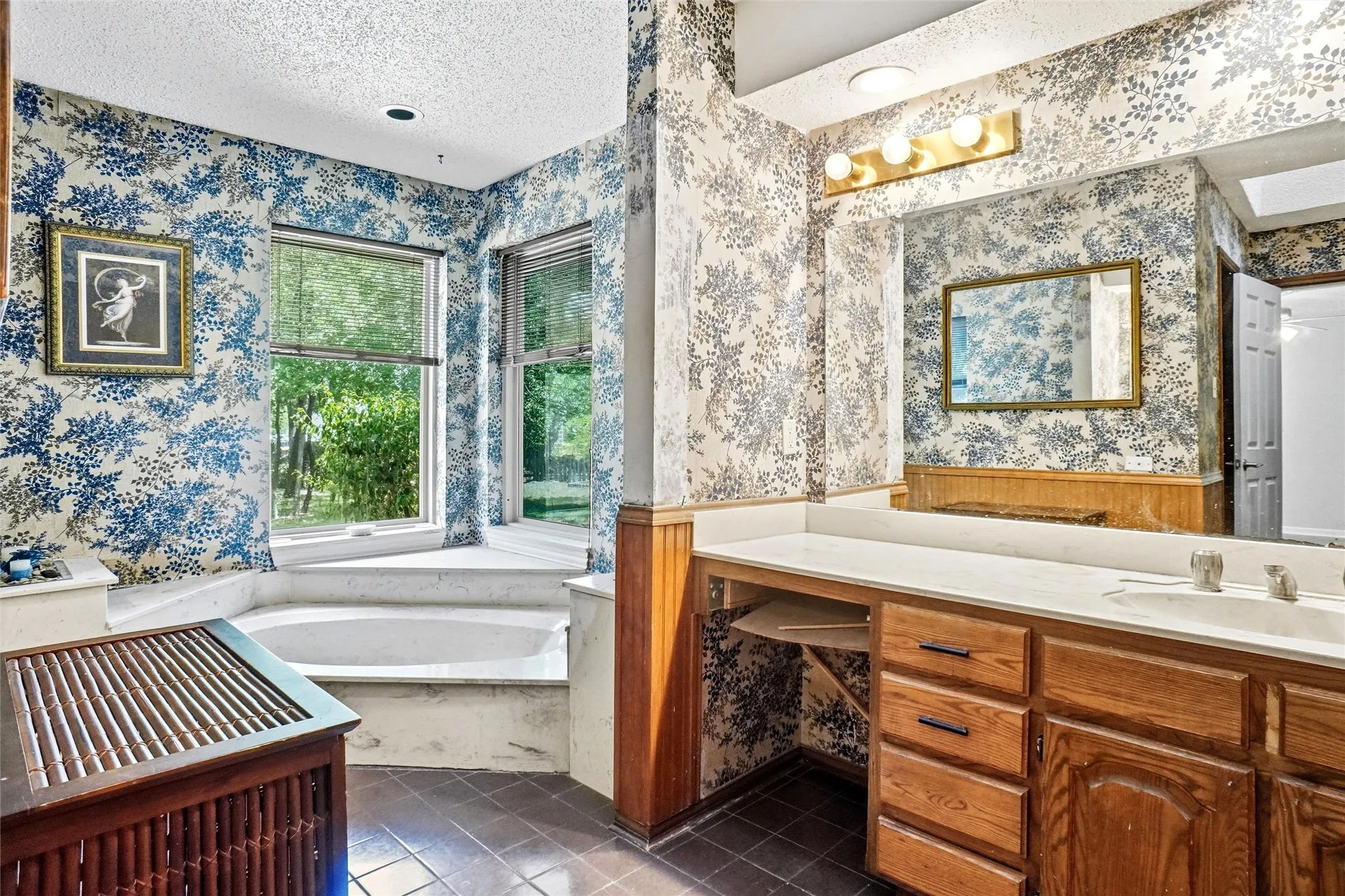 Single Family Residence For Sale in Denton County , 35 Hickory Hills Boulevard, Hickory Creek, Texas 75065, 3 Bedroom, 2 Bathroom, 2 Garage spaces, 2,129 Sqft, built in 1979, mls#21323682, Real Estate Agent in Hickory Creek, Homes For Sale in Denton county, Homes For Sale in Hickory Creek, Realtor in Hickory Creek Texas, Real Estate Brokerage Independent Realty Texas, Luminita Cordes Realtor