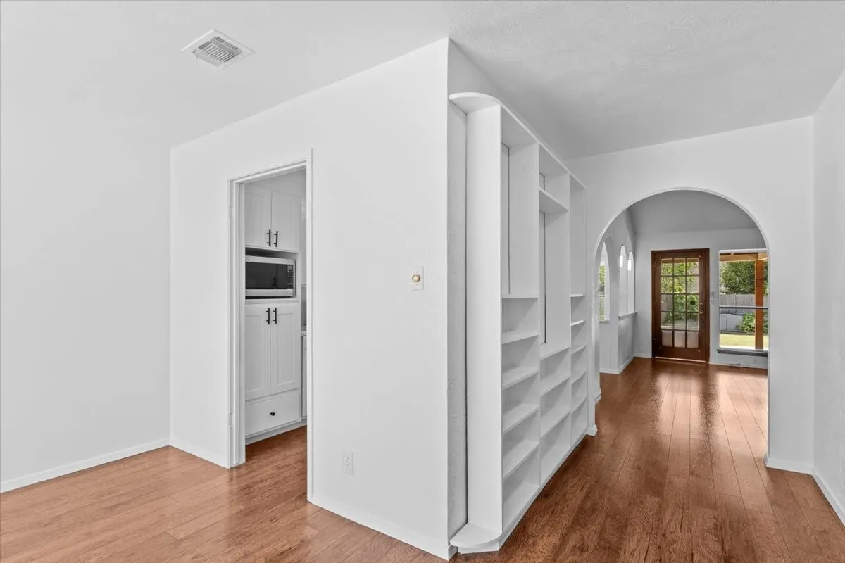 Single Family Residence For Sale in Tarrant County , 9901 Dickens Drive, Benbrook, Texas 76126, 3 Bedrooms, 2 Bathrooms, 2 Garage spaces, 2,057 Sqft, built in 1977, Price $349,000, mls#21326002, Real Estate Agent in Benbrook, Homes For Sale in Tarrant county, Homes For Sale in Benbrook, Realtor in Benbrook Texas, Real Estate Brokerage Independent Realty Texas, Luminita Cordes Realtor